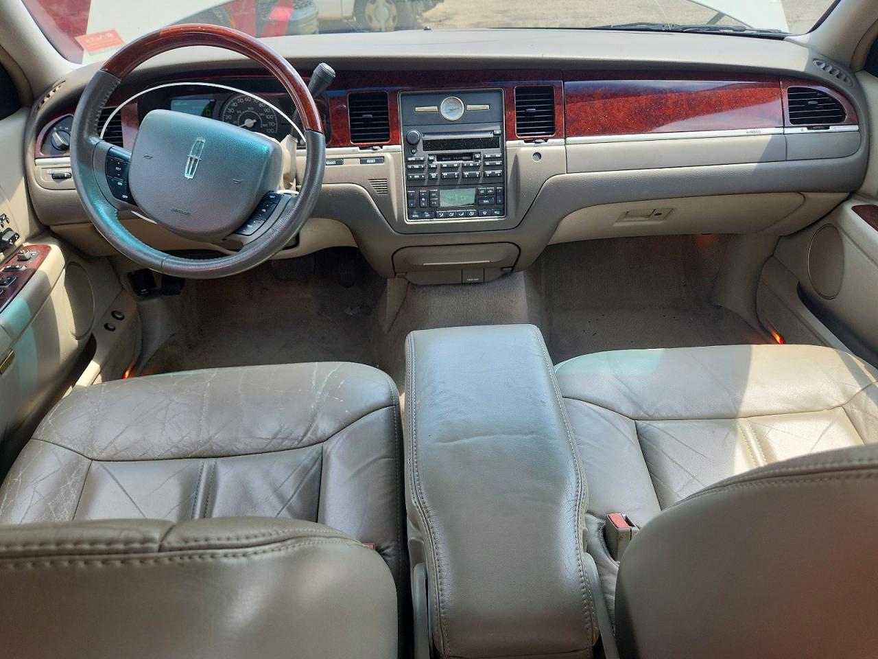 2005 Lincoln Town Car Signature Limited Белый vin: 1LNHM82W95Y605906