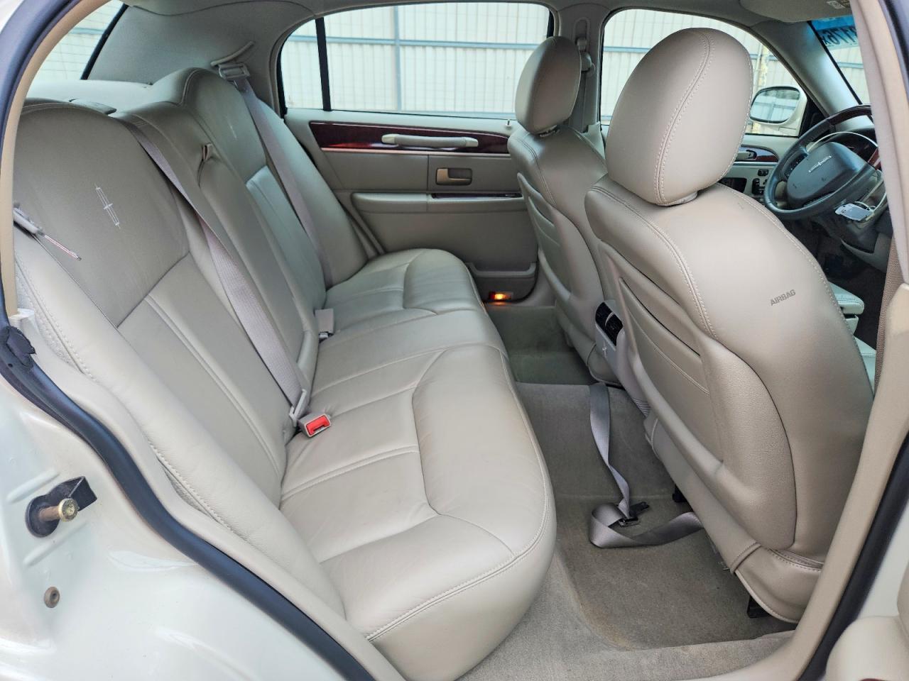 2005 Lincoln Town Car Signature Limited Белый vin: 1LNHM82W95Y605906
