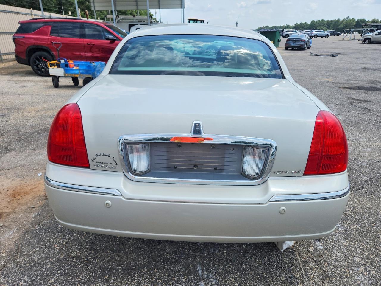 2005 Lincoln Town Car Signature Limited Белый vin: 1LNHM82W95Y605906