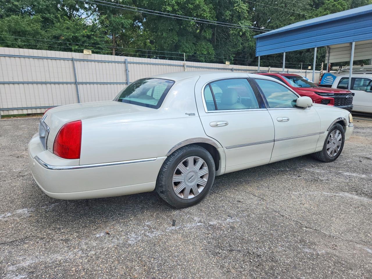 2005 Lincoln Town Car Signature Limited Белый vin: 1LNHM82W95Y605906