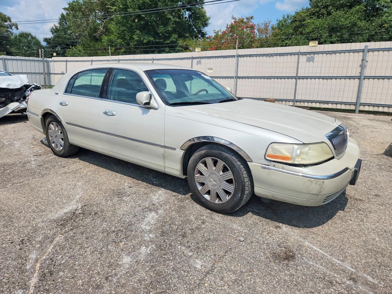 2005 Lincoln Town Car Signature Limited Белый vin: 1LNHM82W95Y605906