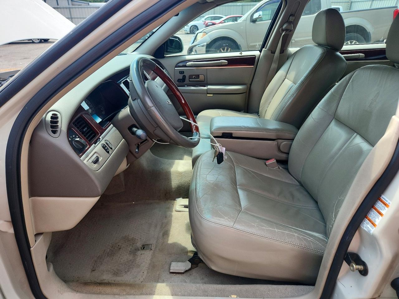 2005 Lincoln Town Car Signature Limited Белый vin: 1LNHM82W95Y605906