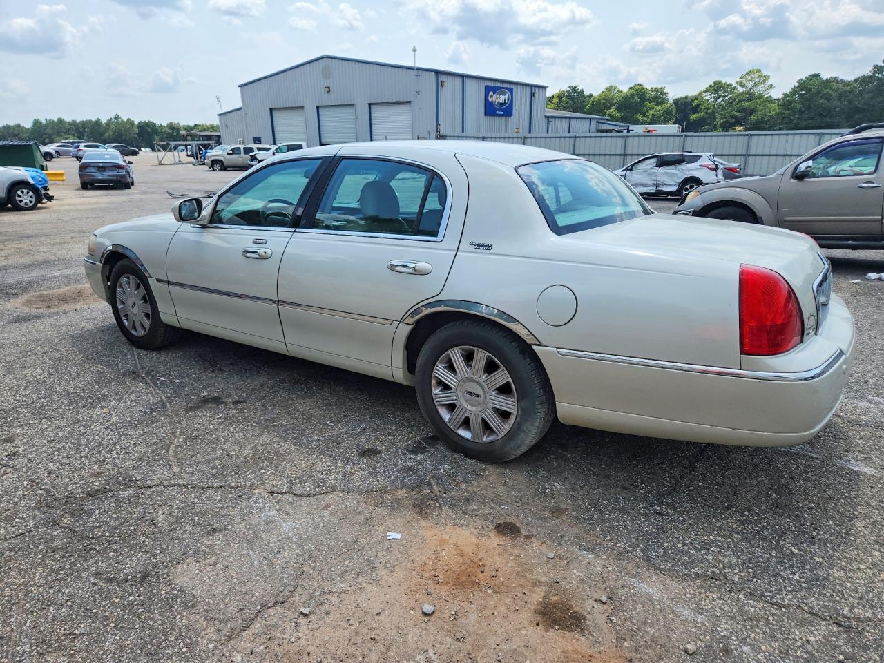 2005 Lincoln Town Car Signature Limited Белый vin: 1LNHM82W95Y605906