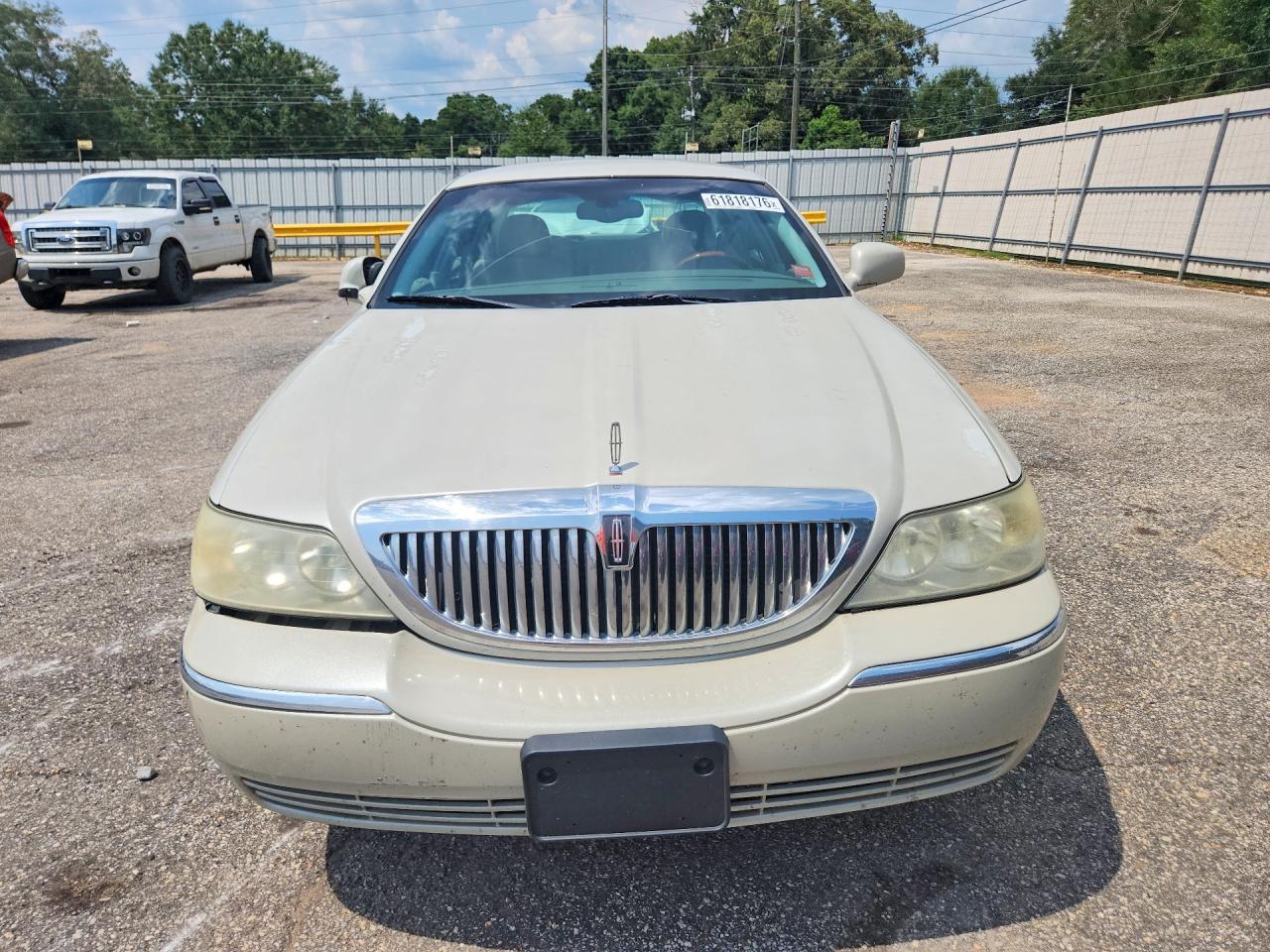 2005 Lincoln Town Car Signature Limited Белый vin: 1LNHM82W95Y605906