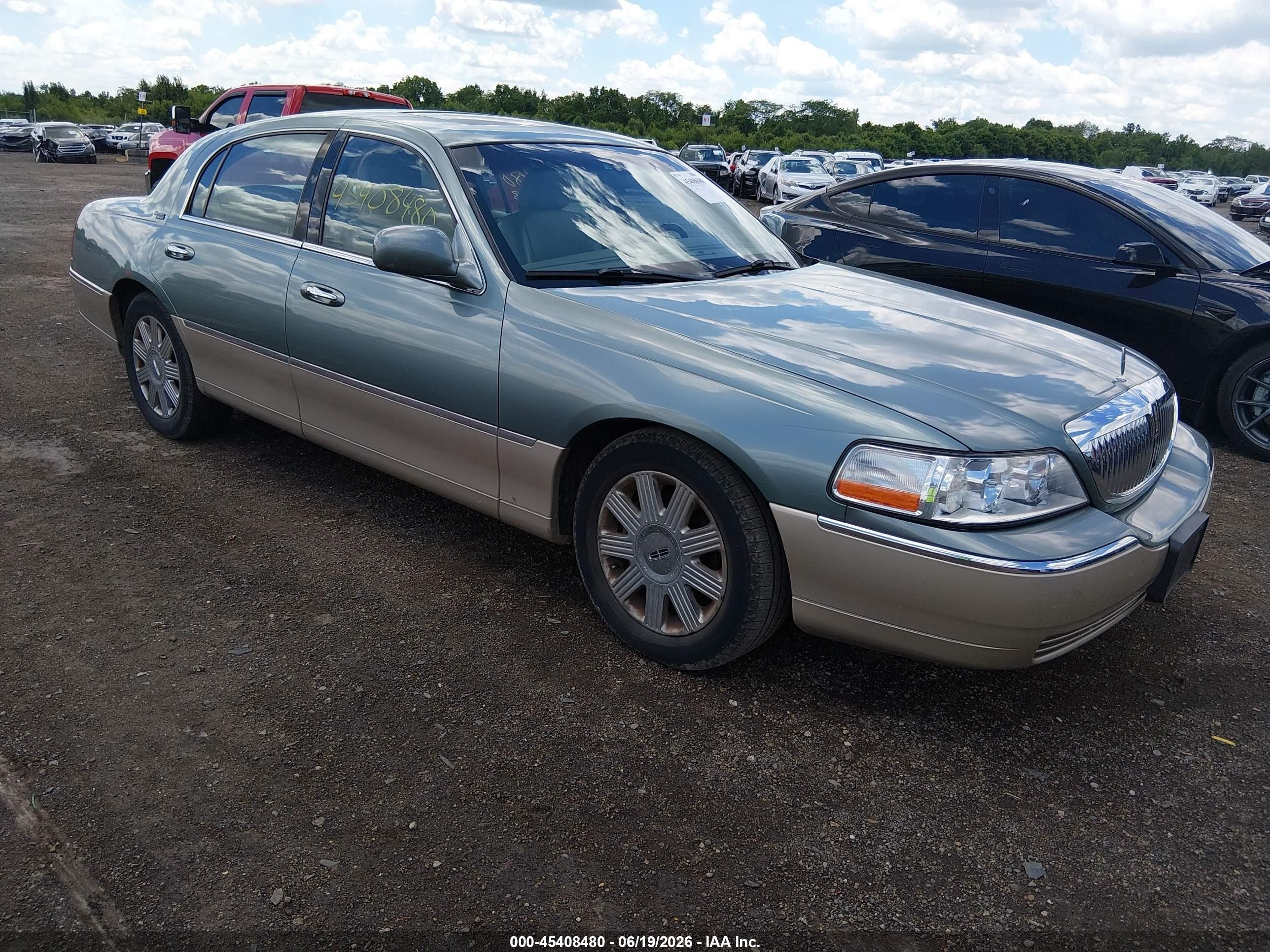 2005 Lincoln Town Car Signature Limited Light Blue vin: 1LNHM82W95Y647296