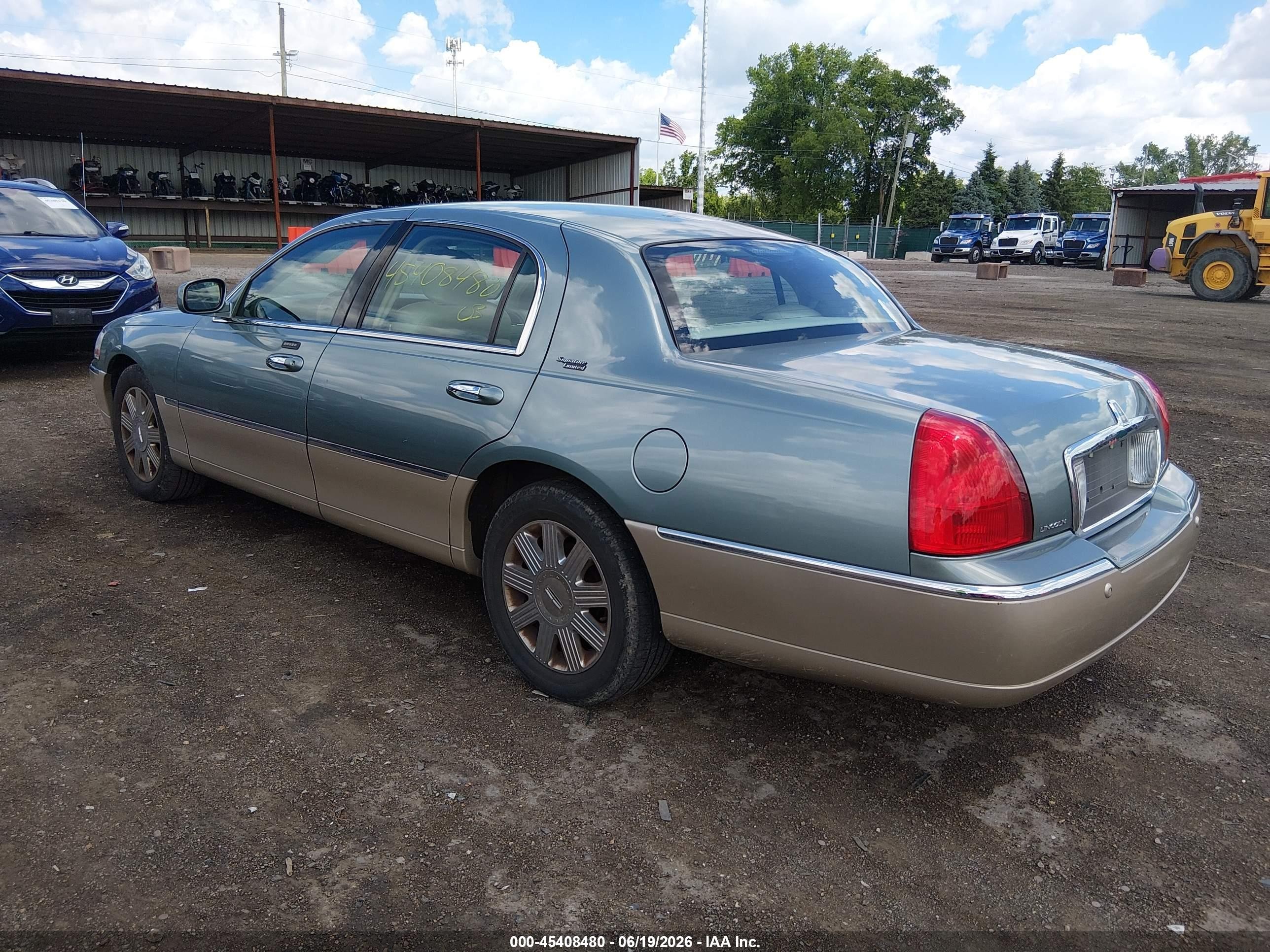 2005 Lincoln Town Car Signature Limited Light Blue vin: 1LNHM82W95Y647296