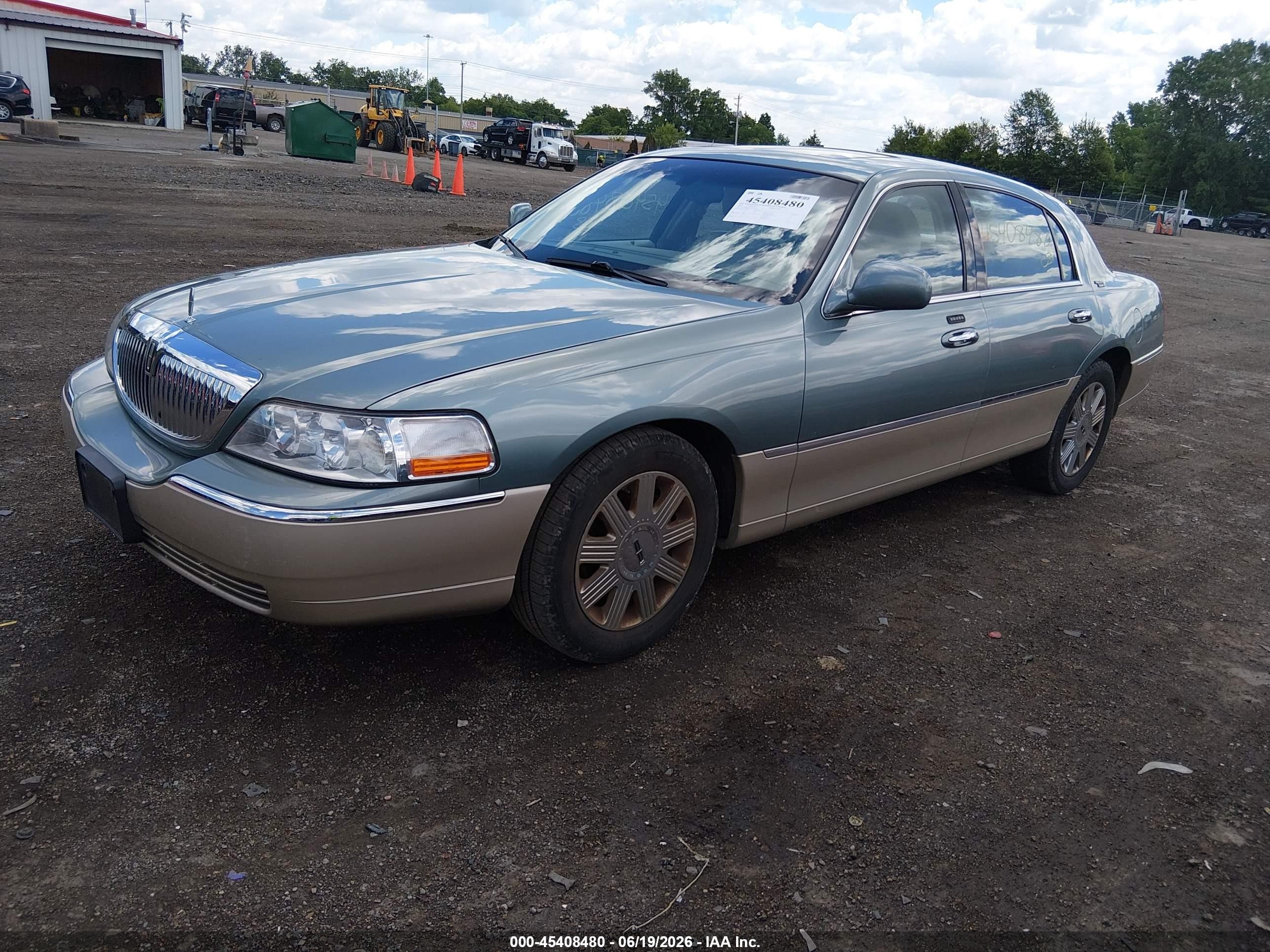 2005 Lincoln Town Car Signature Limited Light Blue vin: 1LNHM82W95Y647296