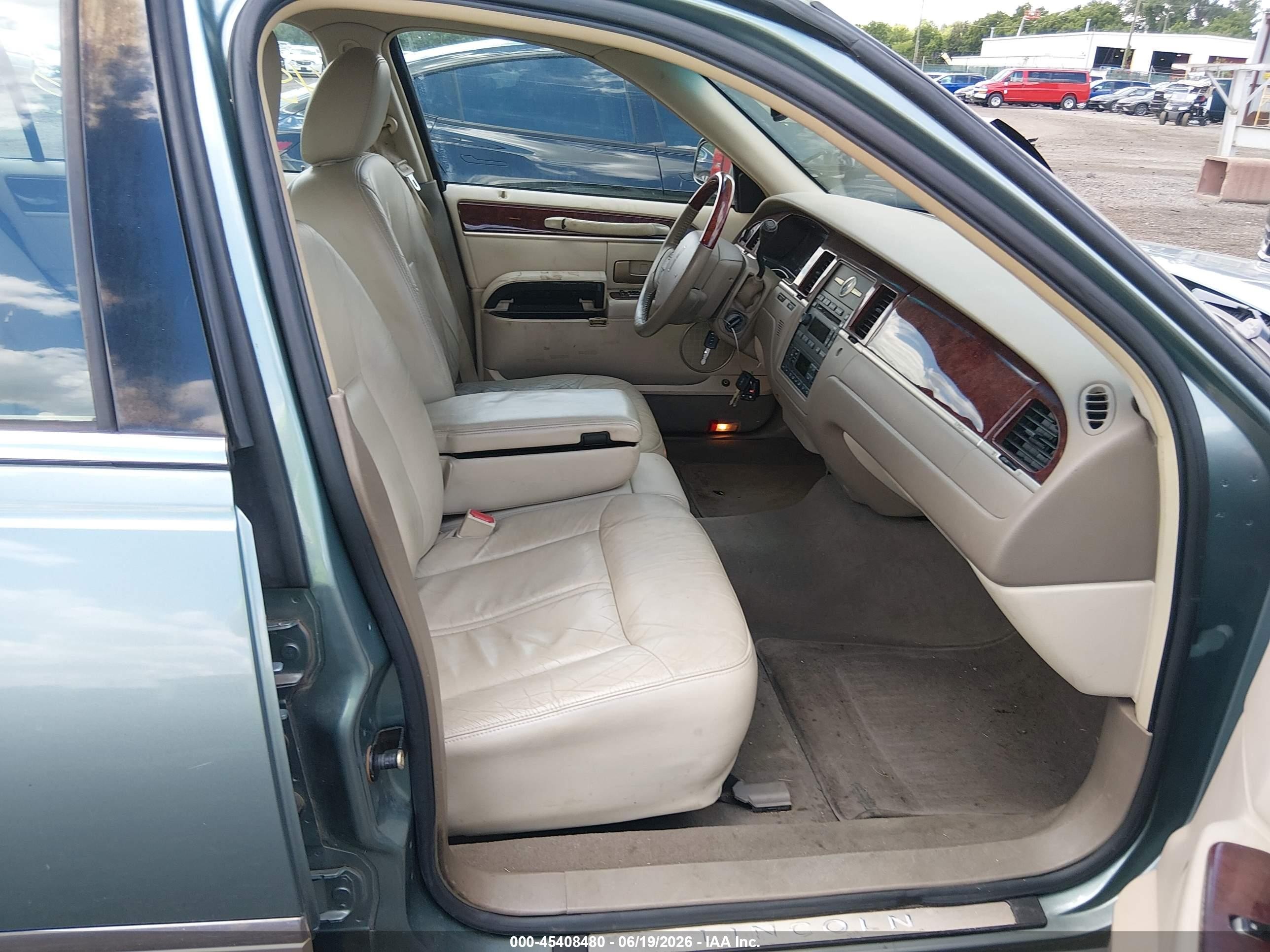 2005 Lincoln Town Car Signature Limited Light Blue vin: 1LNHM82W95Y647296