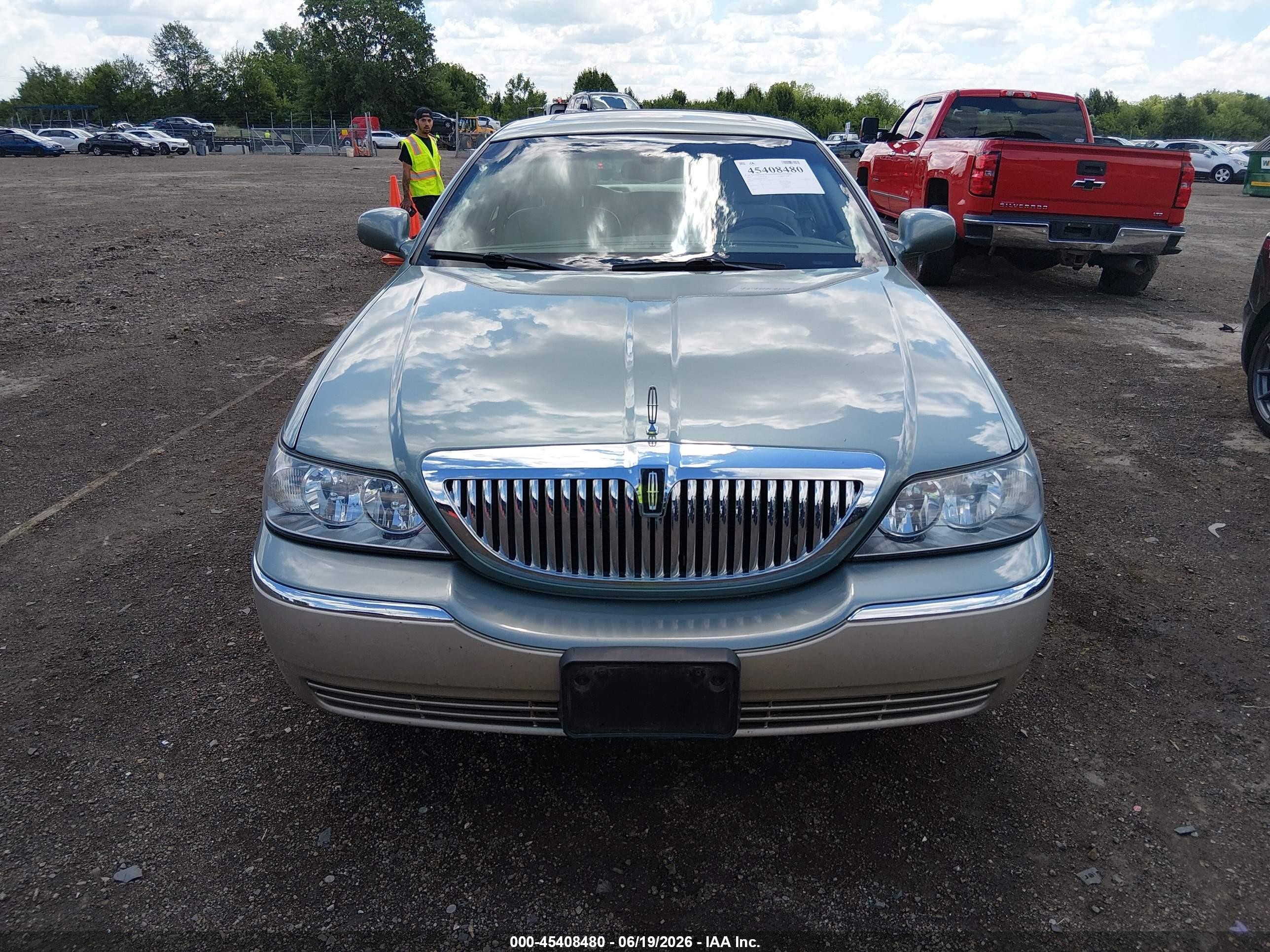 2005 Lincoln Town Car Signature Limited Light Blue vin: 1LNHM82W95Y647296