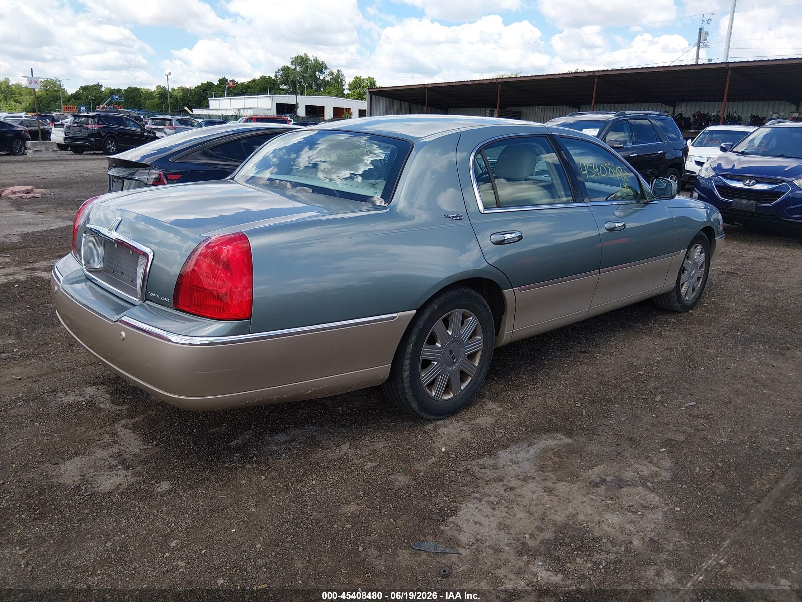2005 Lincoln Town Car Signature Limited Light Blue vin: 1LNHM82W95Y647296