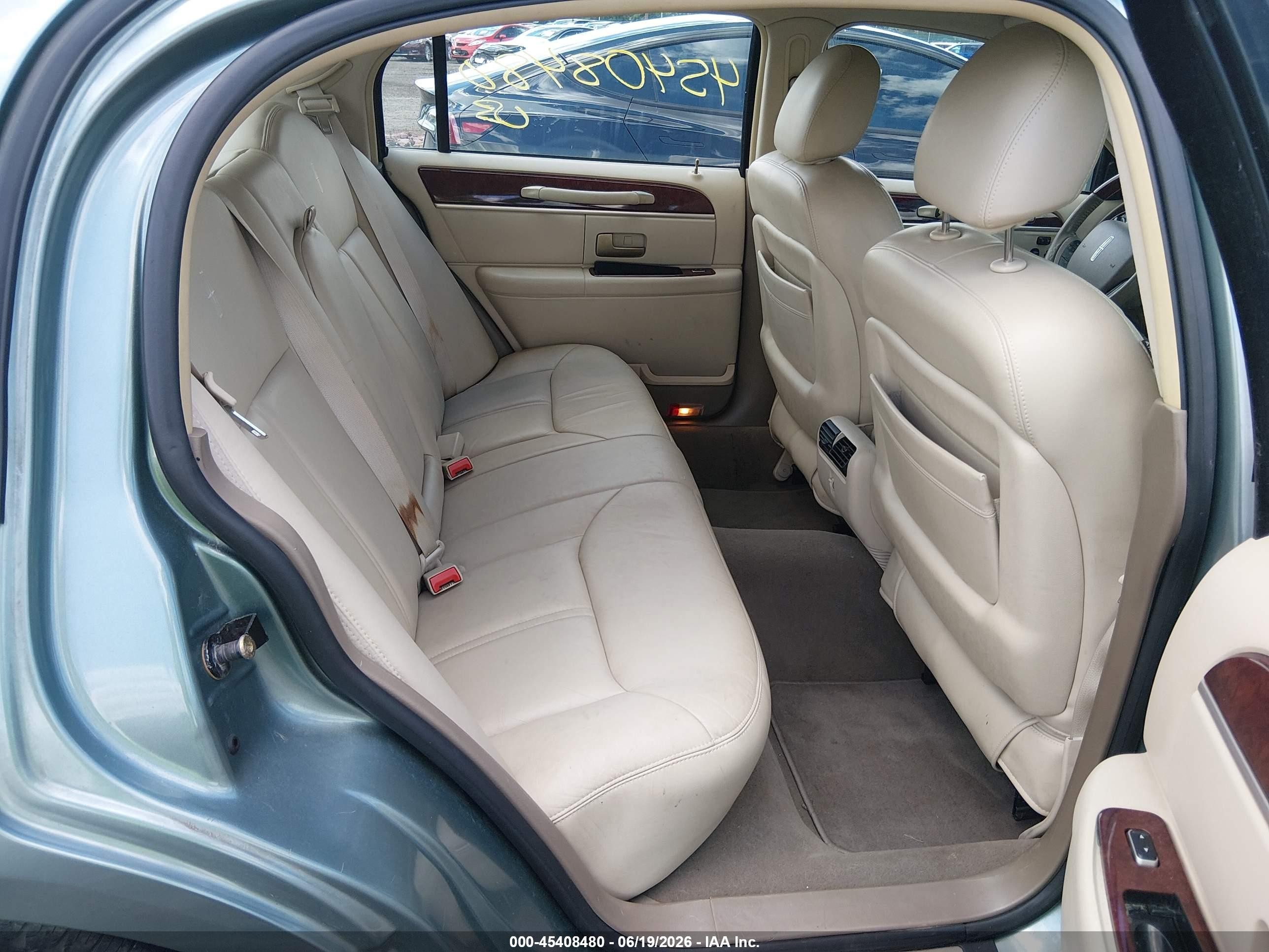 2005 Lincoln Town Car Signature Limited Light Blue vin: 1LNHM82W95Y647296