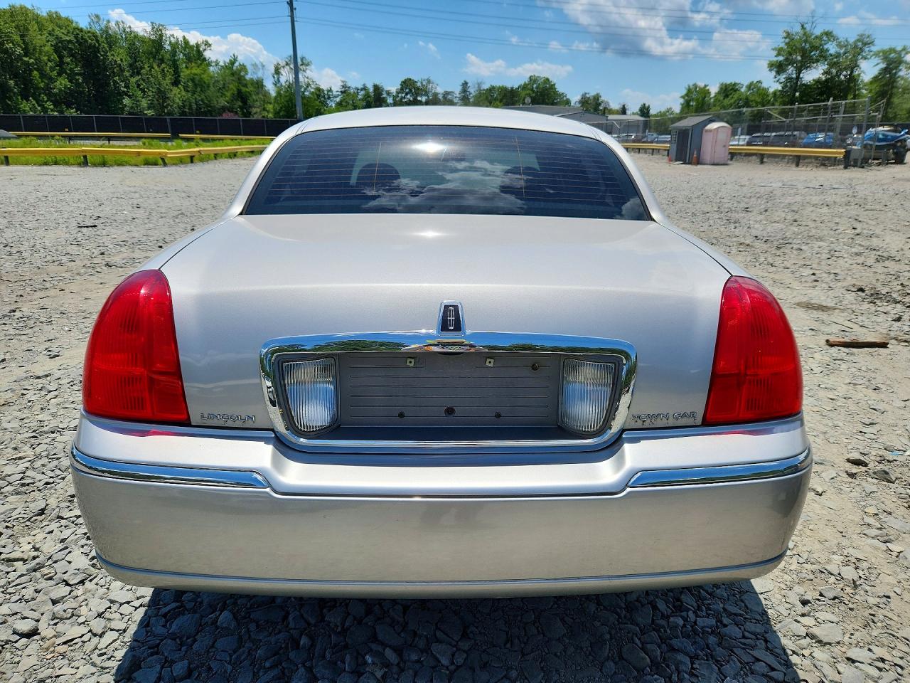 2007 Lincoln Town Car Signature Limited Silver vin: 1LNHM82W97Y639377