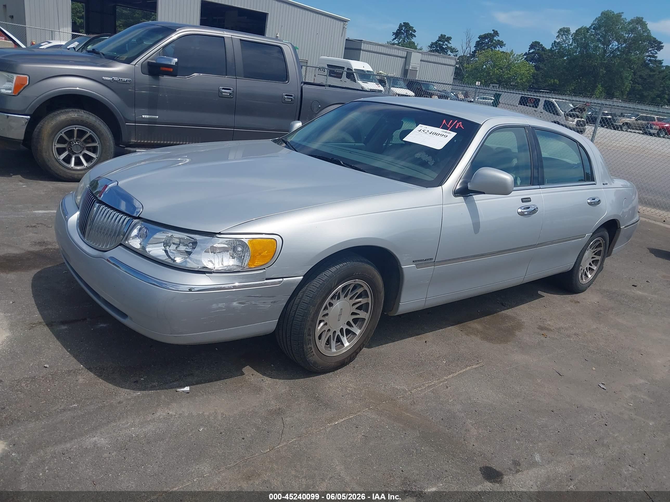 2001 Lincoln Town Car Signature Silver vin: 1LNHM82WX1Y719942