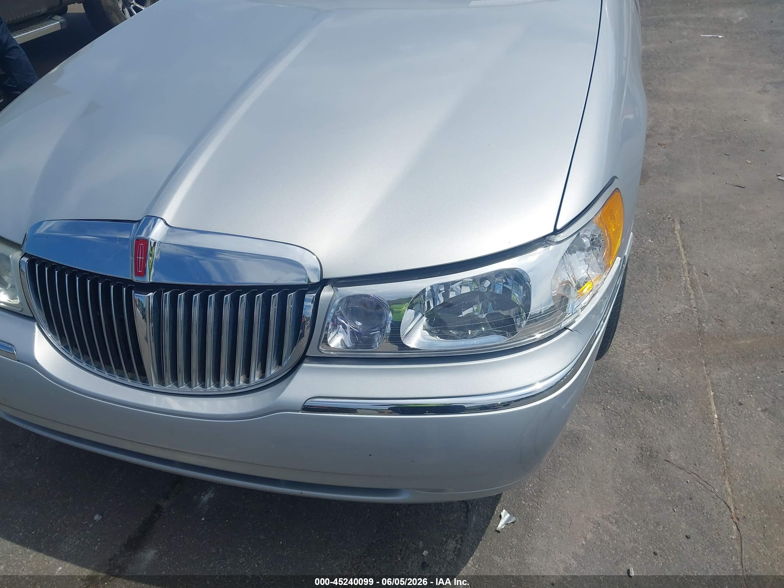2001 Lincoln Town Car Signature Silver vin: 1LNHM82WX1Y719942