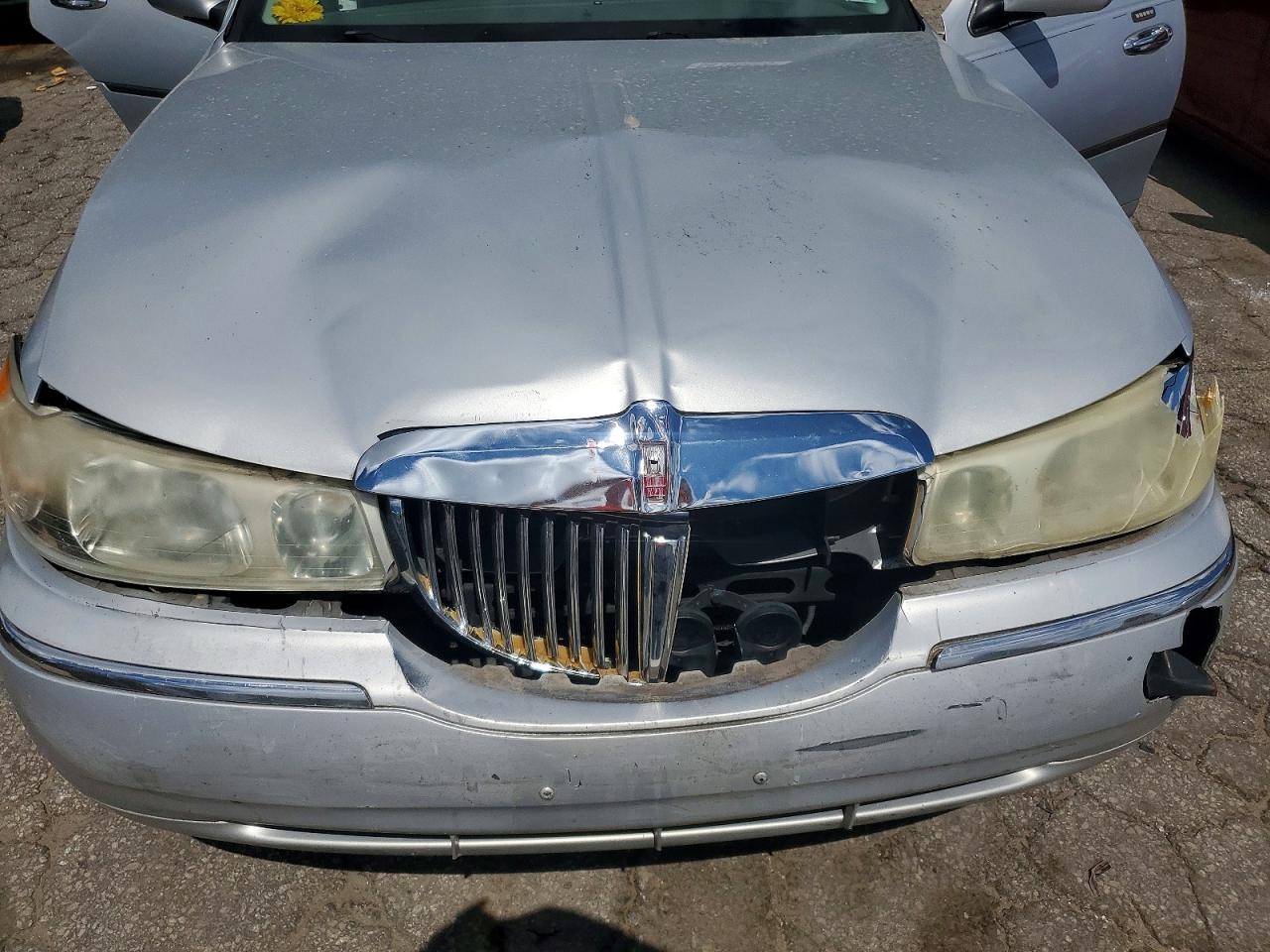 2001 Lincoln Town Car Signature Gray vin: 1LNHM82WX1Y728687