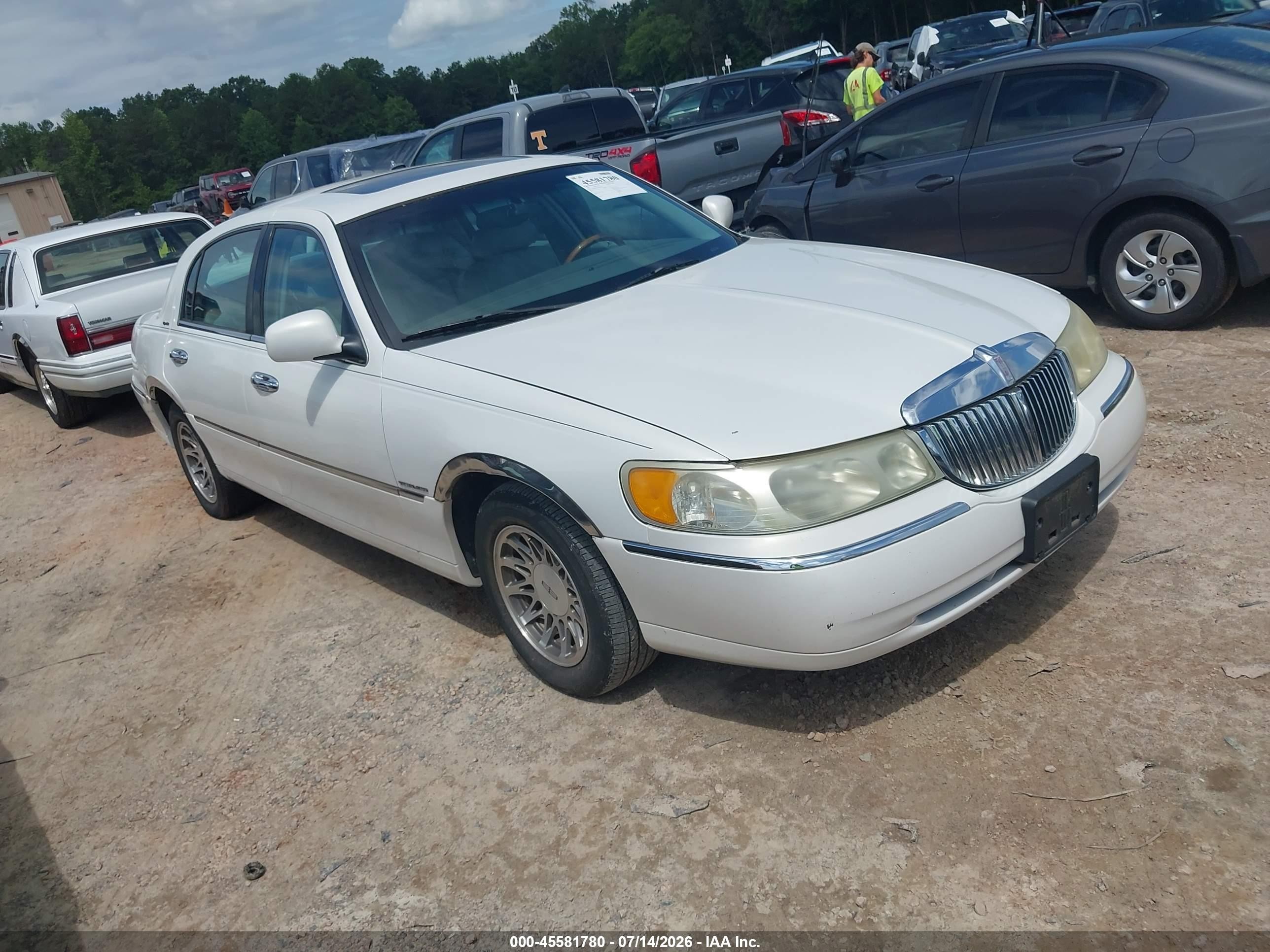 2002 Lincoln Town Car Signature White vin: 1LNHM82WX2Y659436