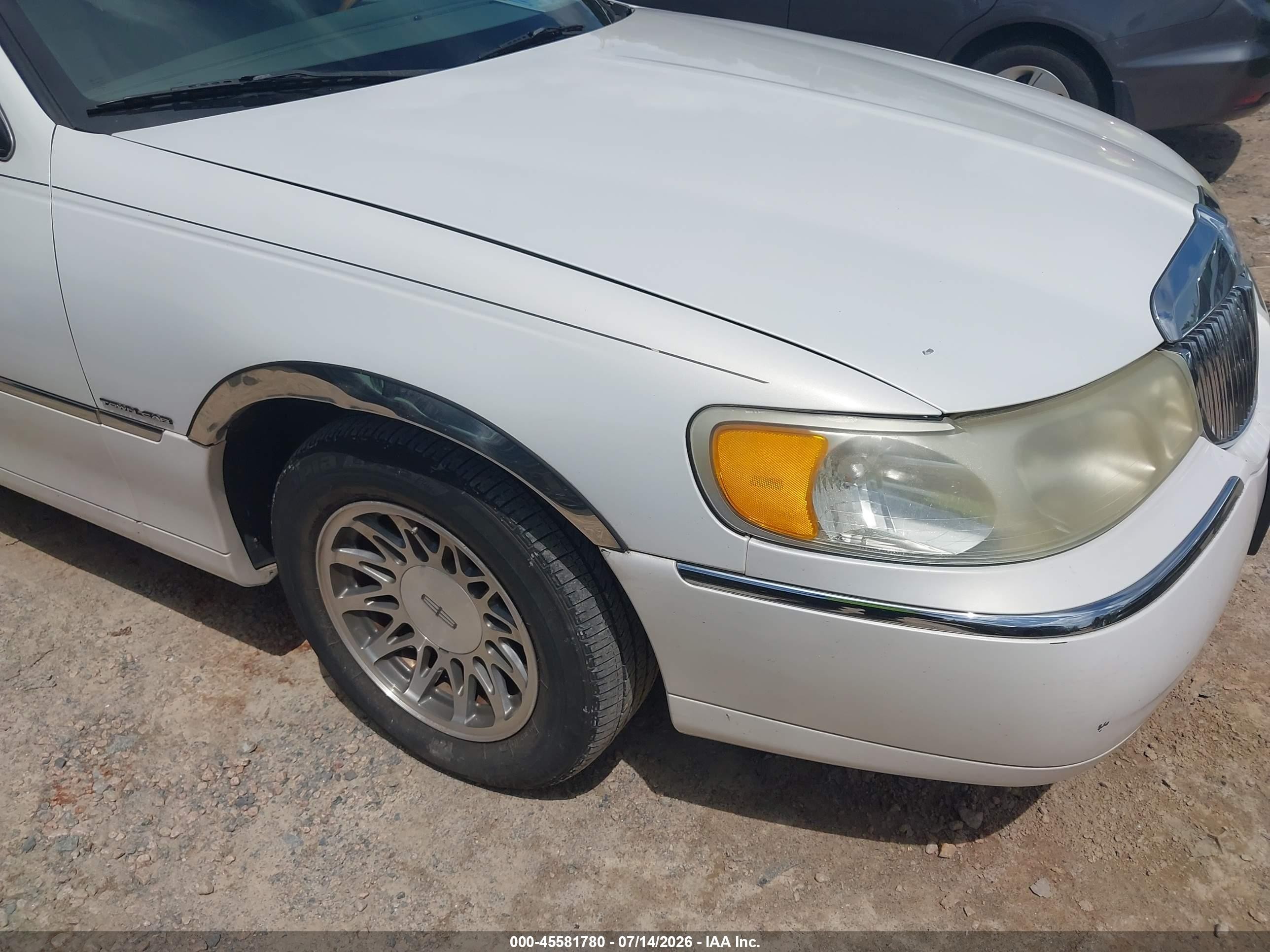 2002 Lincoln Town Car Signature White vin: 1LNHM82WX2Y659436