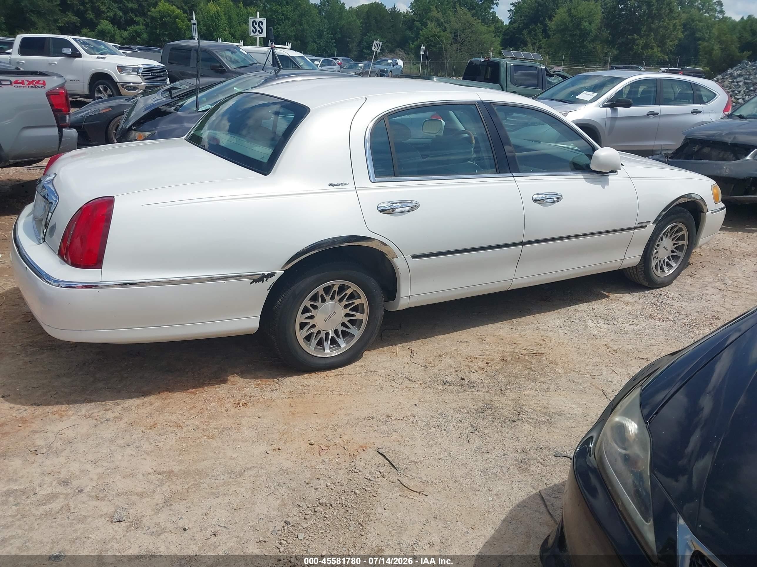 2002 Lincoln Town Car Signature White vin: 1LNHM82WX2Y659436