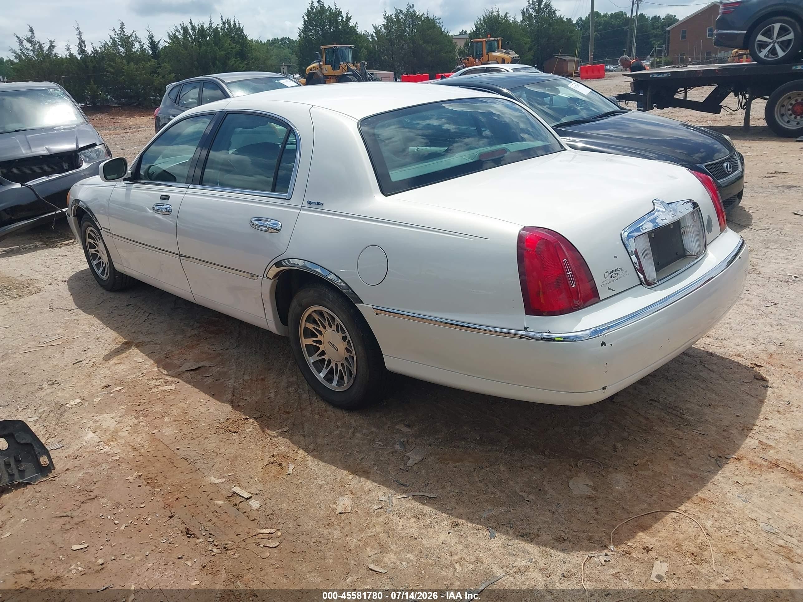 2002 Lincoln Town Car Signature White vin: 1LNHM82WX2Y659436