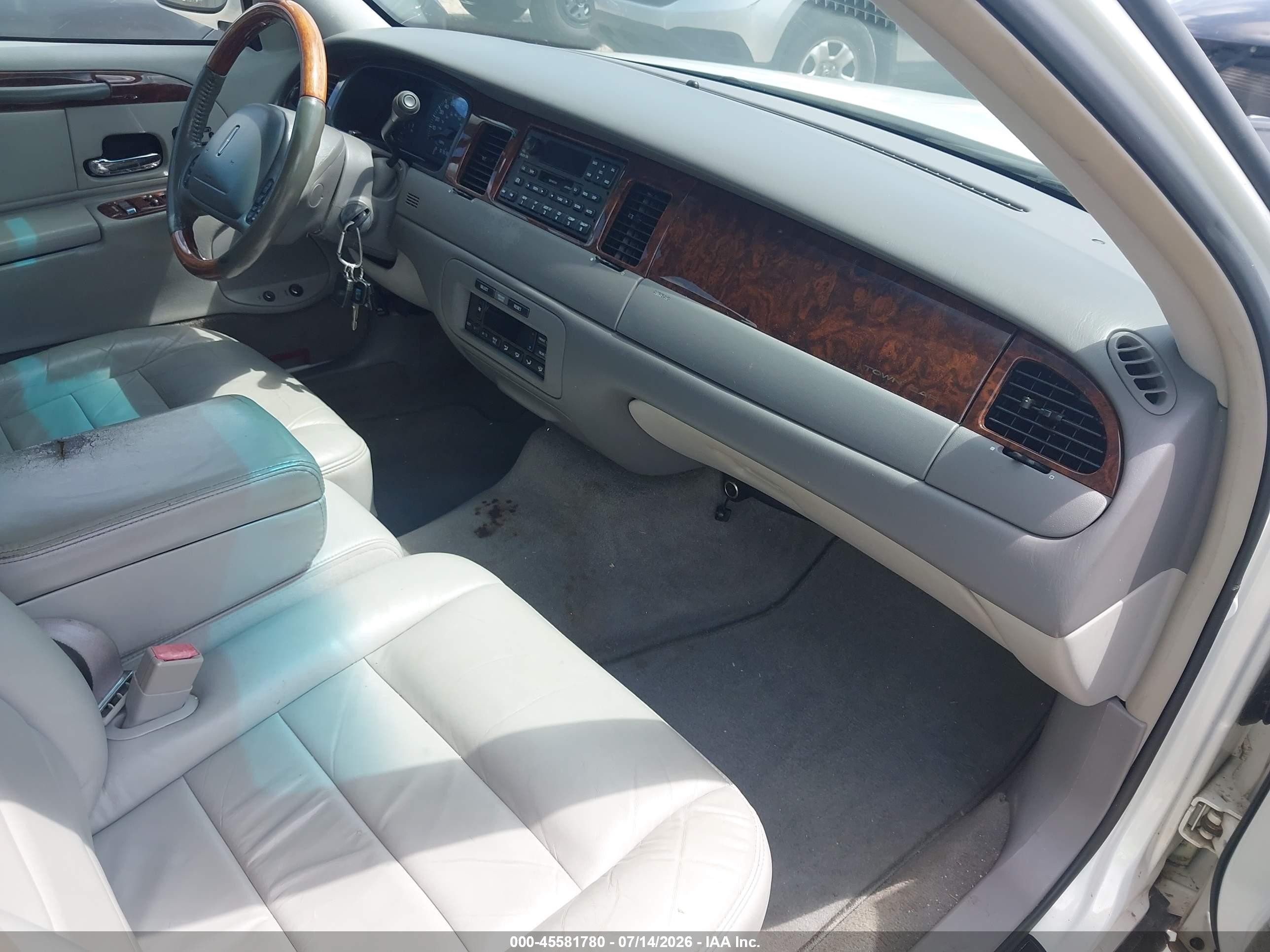 2002 Lincoln Town Car Signature White vin: 1LNHM82WX2Y659436