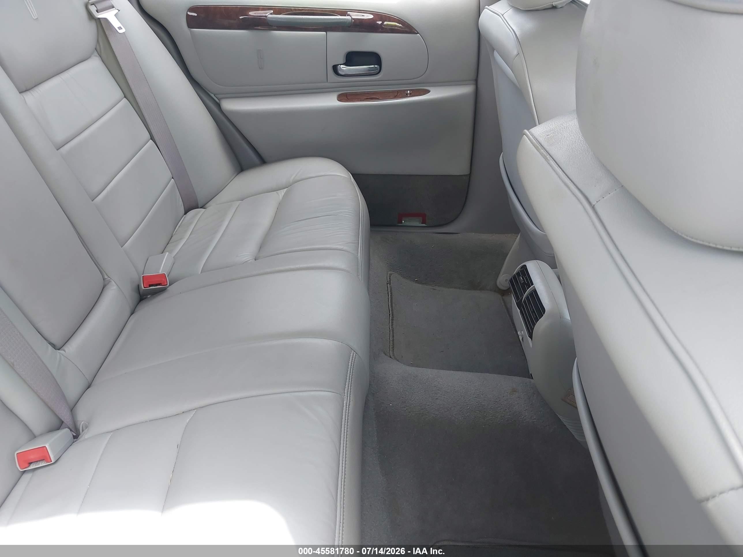 2002 Lincoln Town Car Signature White vin: 1LNHM82WX2Y659436