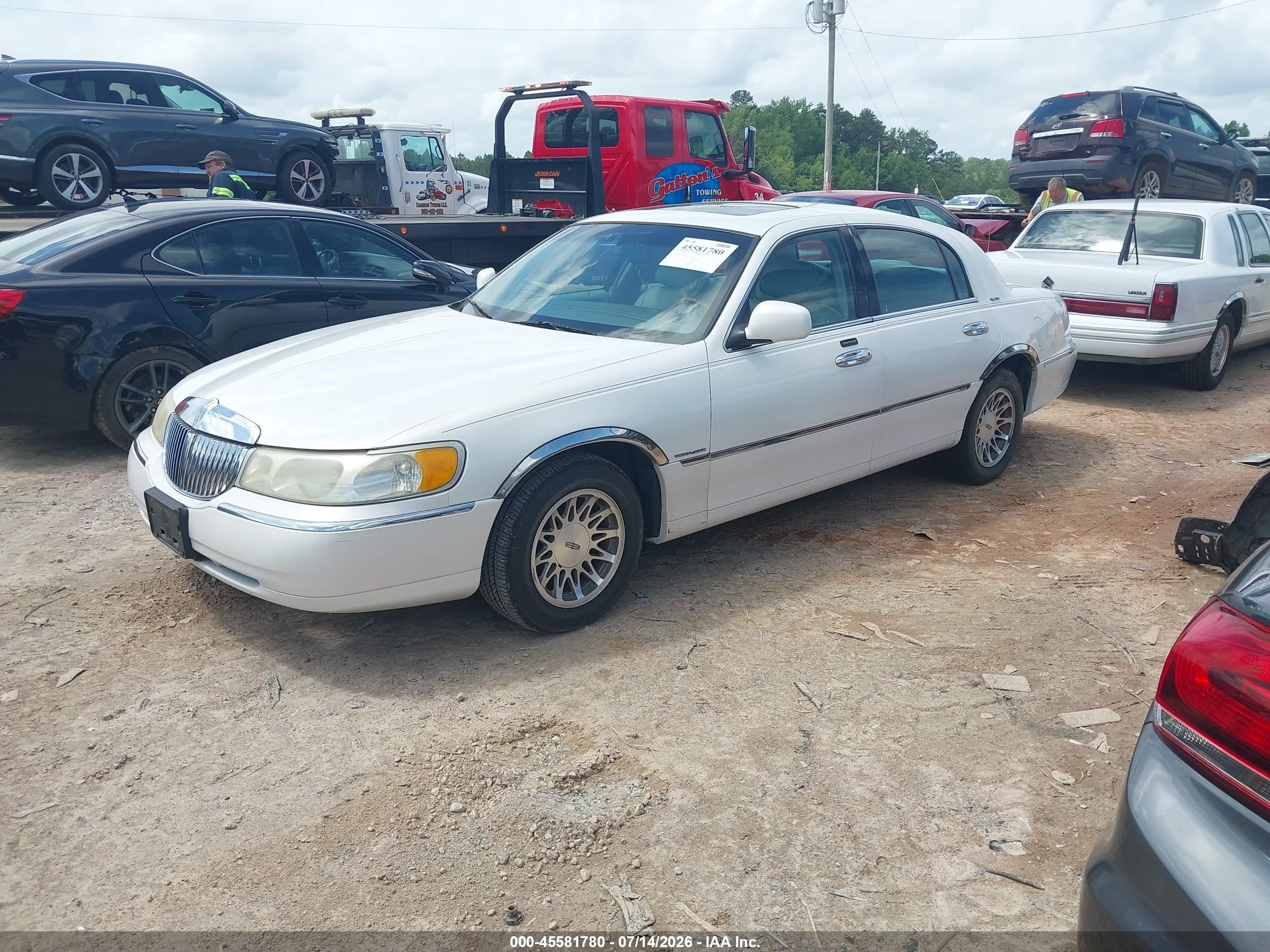 2002 Lincoln Town Car Signature White vin: 1LNHM82WX2Y659436