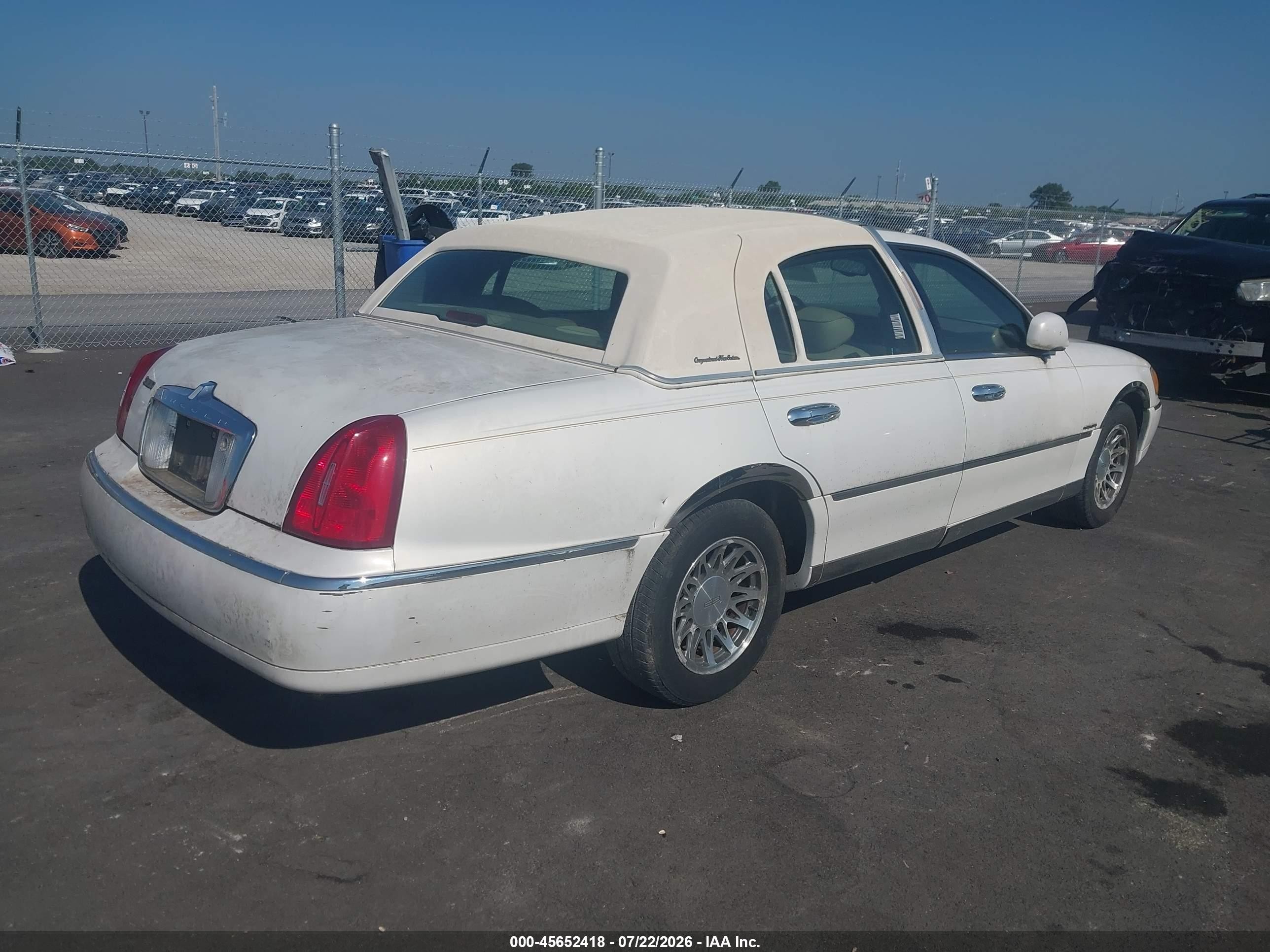 2002 Lincoln Town Car Signature White vin: 1LNHM82WX2Y667648
