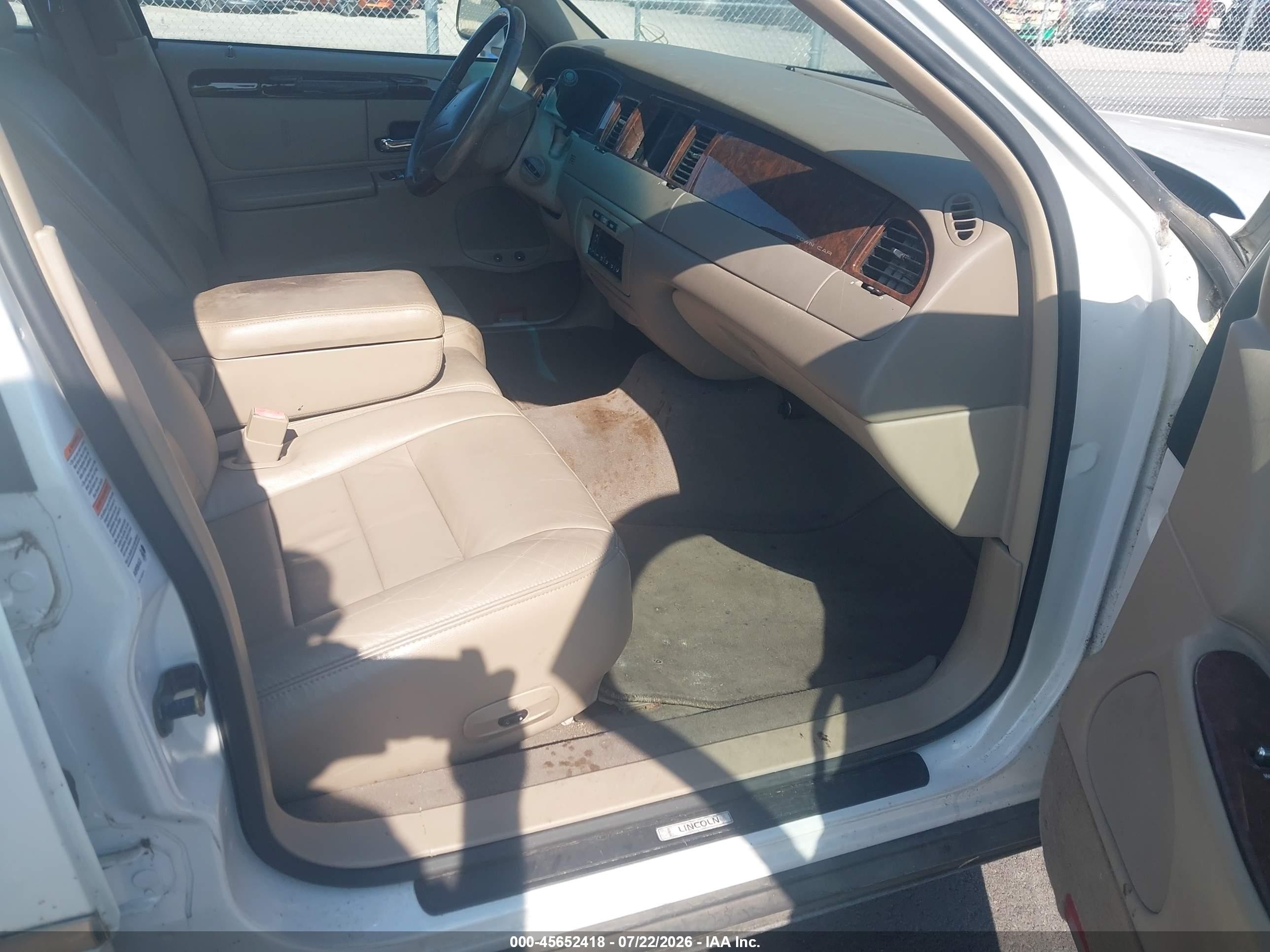 2002 Lincoln Town Car Signature White vin: 1LNHM82WX2Y667648