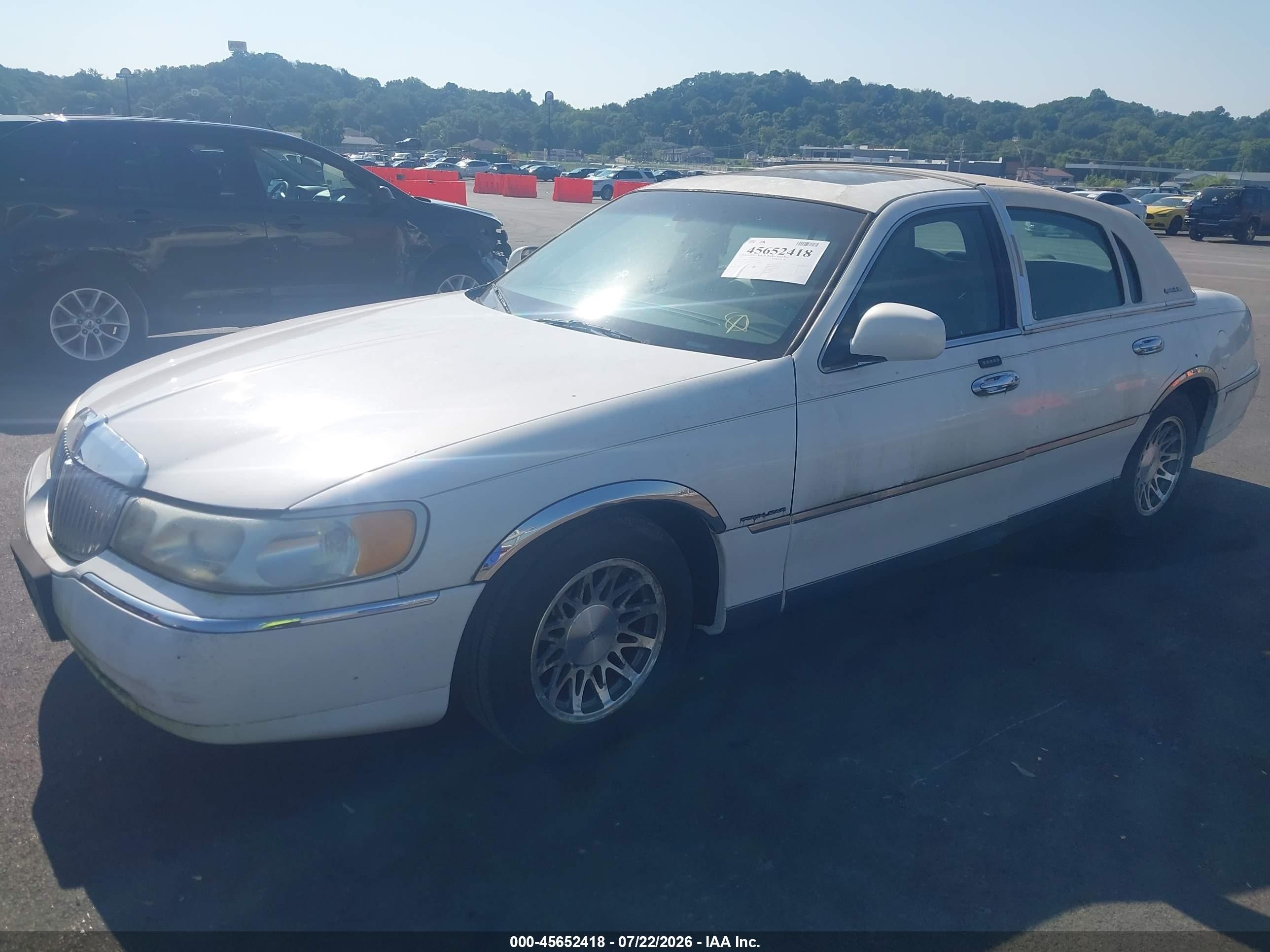2002 Lincoln Town Car Signature White vin: 1LNHM82WX2Y667648