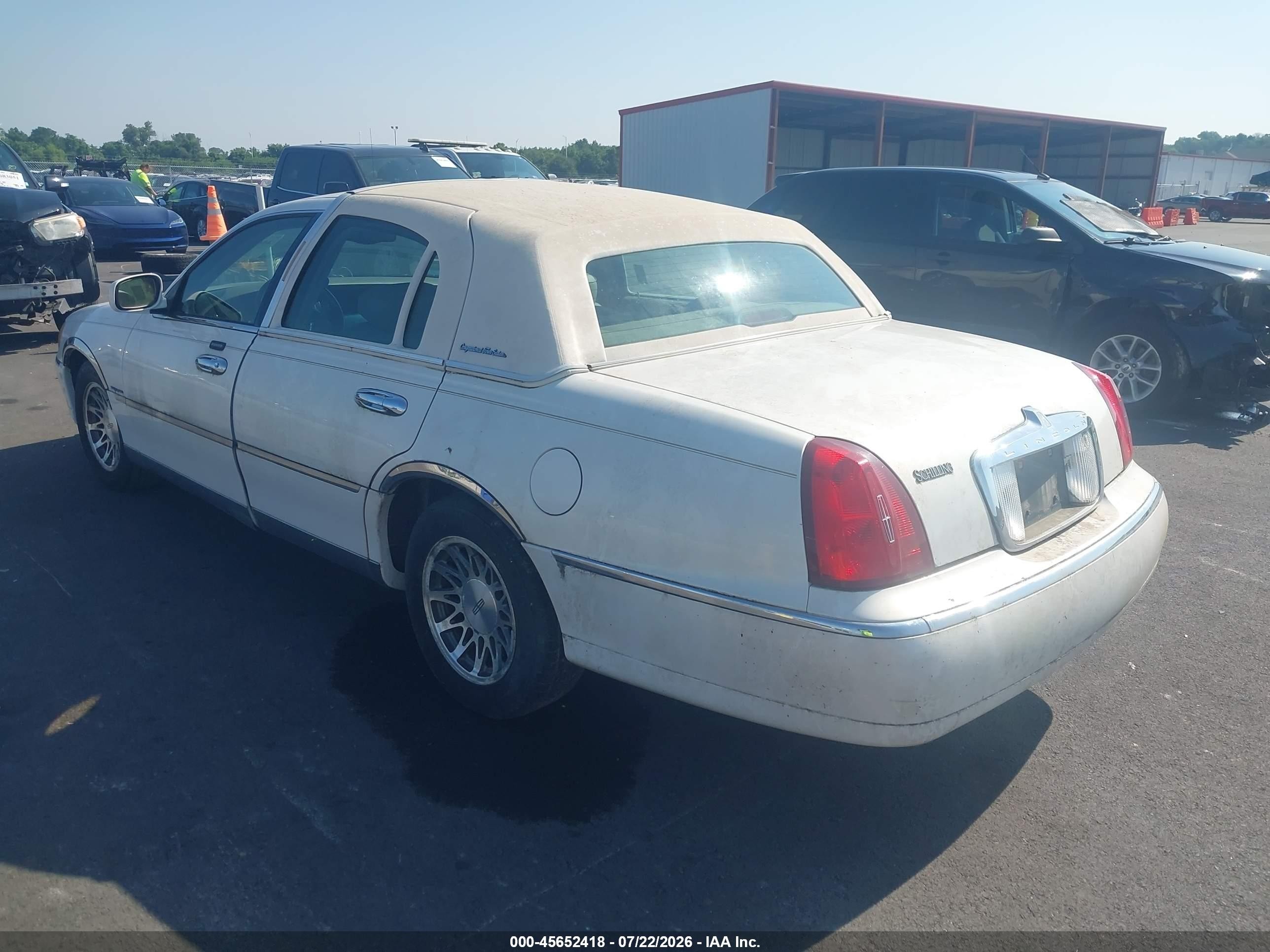 2002 Lincoln Town Car Signature White vin: 1LNHM82WX2Y667648