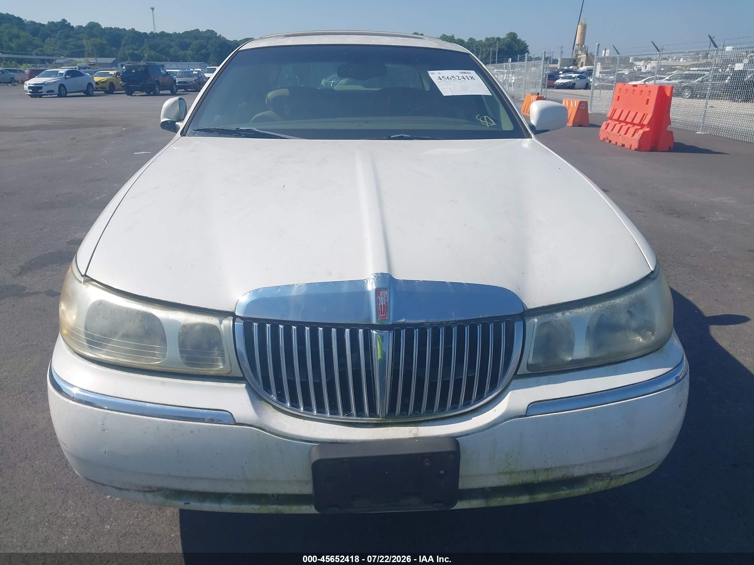 2002 Lincoln Town Car Signature White vin: 1LNHM82WX2Y667648