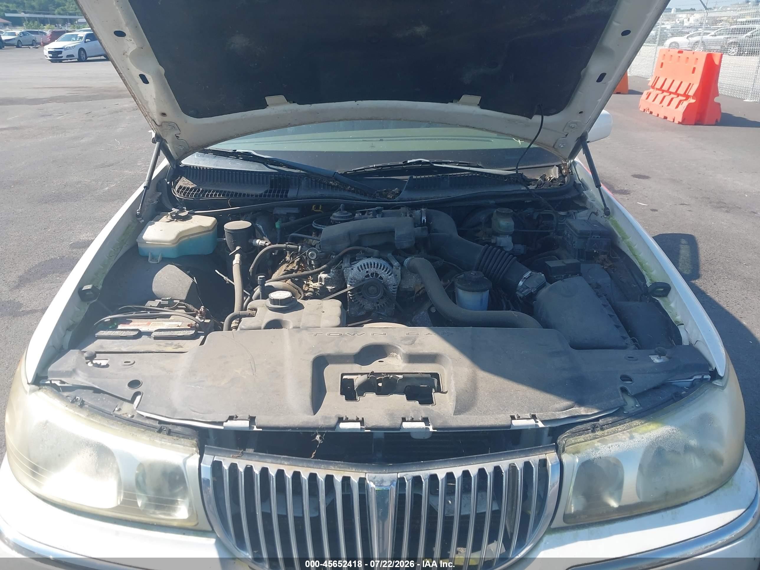 2002 Lincoln Town Car Signature White vin: 1LNHM82WX2Y667648