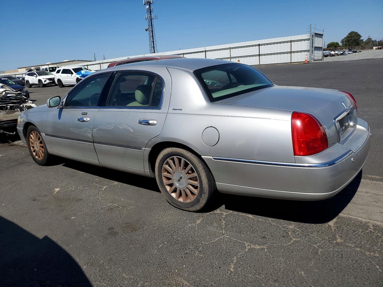 2003 Lincoln Town Car Signature Серебряный vin: 1LNHM82WX3Y703288