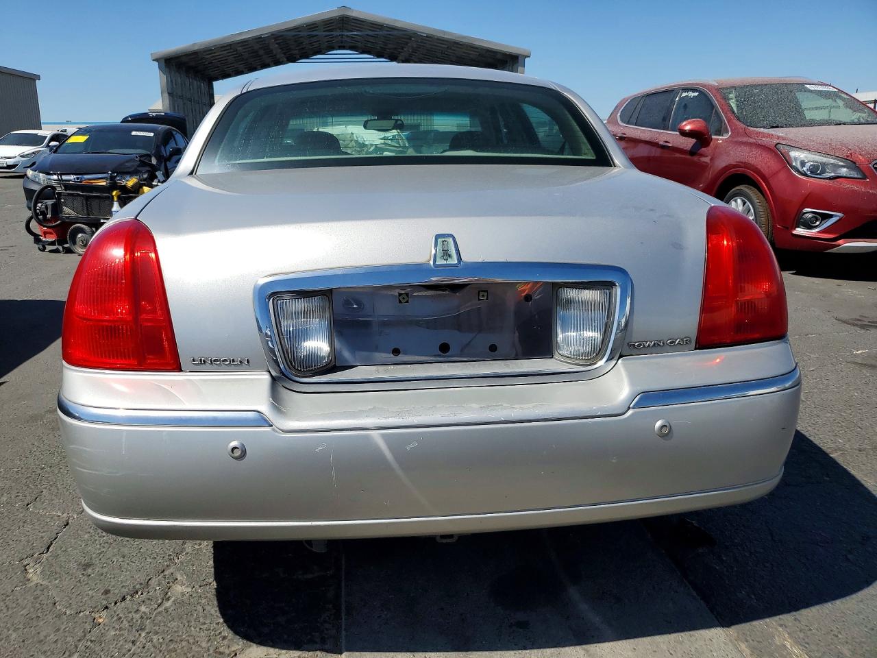 2003 Lincoln Town Car Signature Серебряный vin: 1LNHM82WX3Y703288