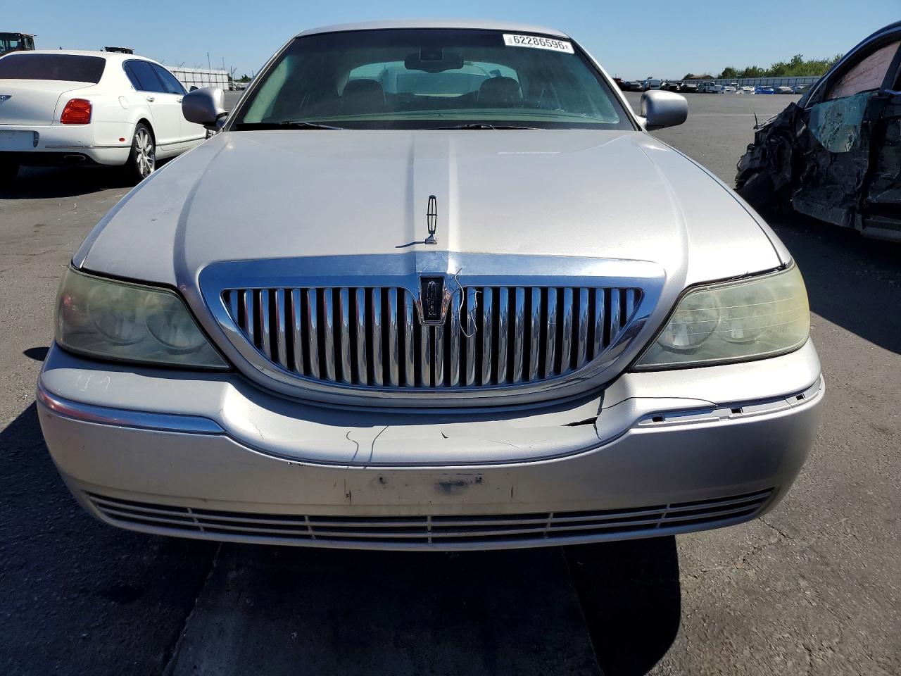 2003 Lincoln Town Car Signature Серебряный vin: 1LNHM82WX3Y703288