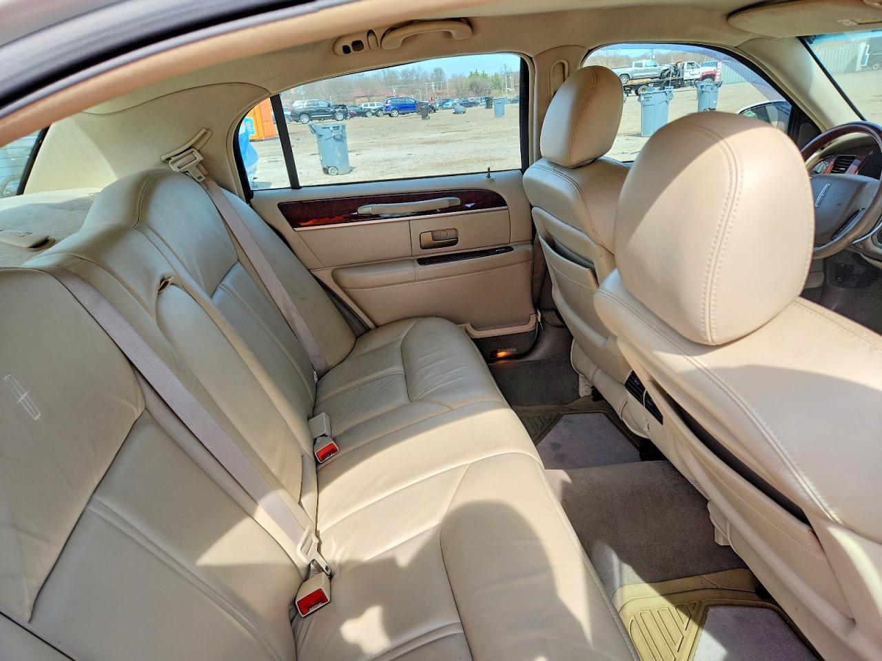 2005 Lincoln Town Car Signature Limited White vin: 1LNHM82WX5Y609625