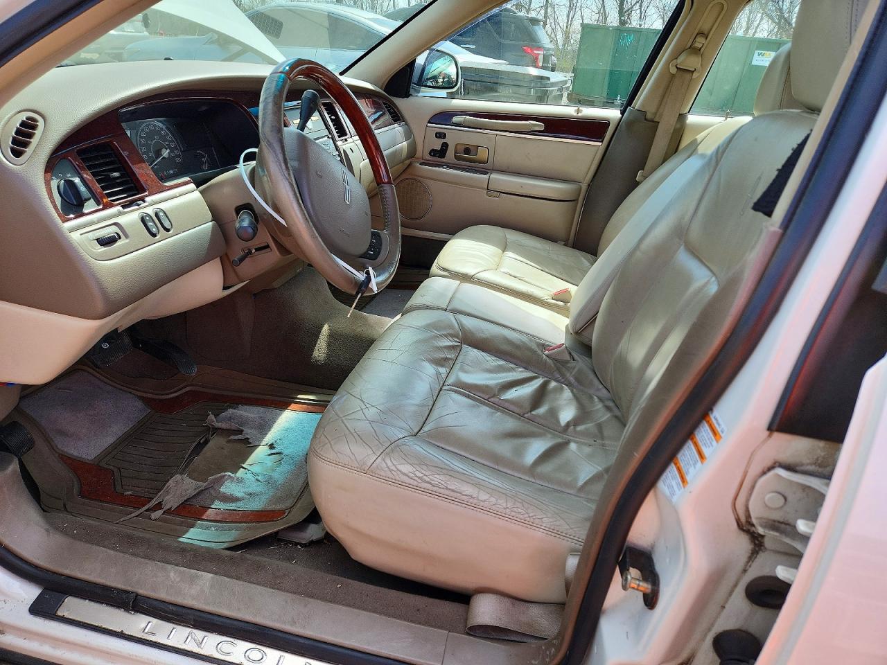 2005 Lincoln Town Car Signature Limited White vin: 1LNHM82WX5Y609625