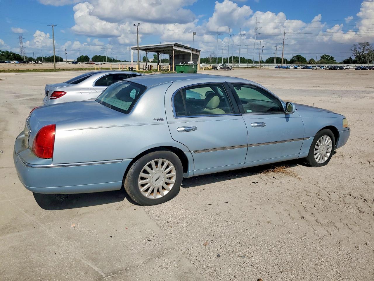 2005 Lincoln Town Car Signature Limited Blue vin: 1LNHM82WX5Y645749