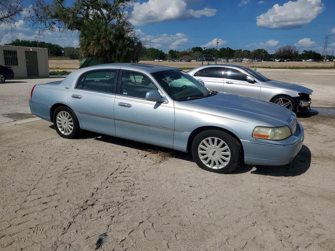 2005 Lincoln Town Car Signature Limited Blue vin: 1LNHM82WX5Y645749