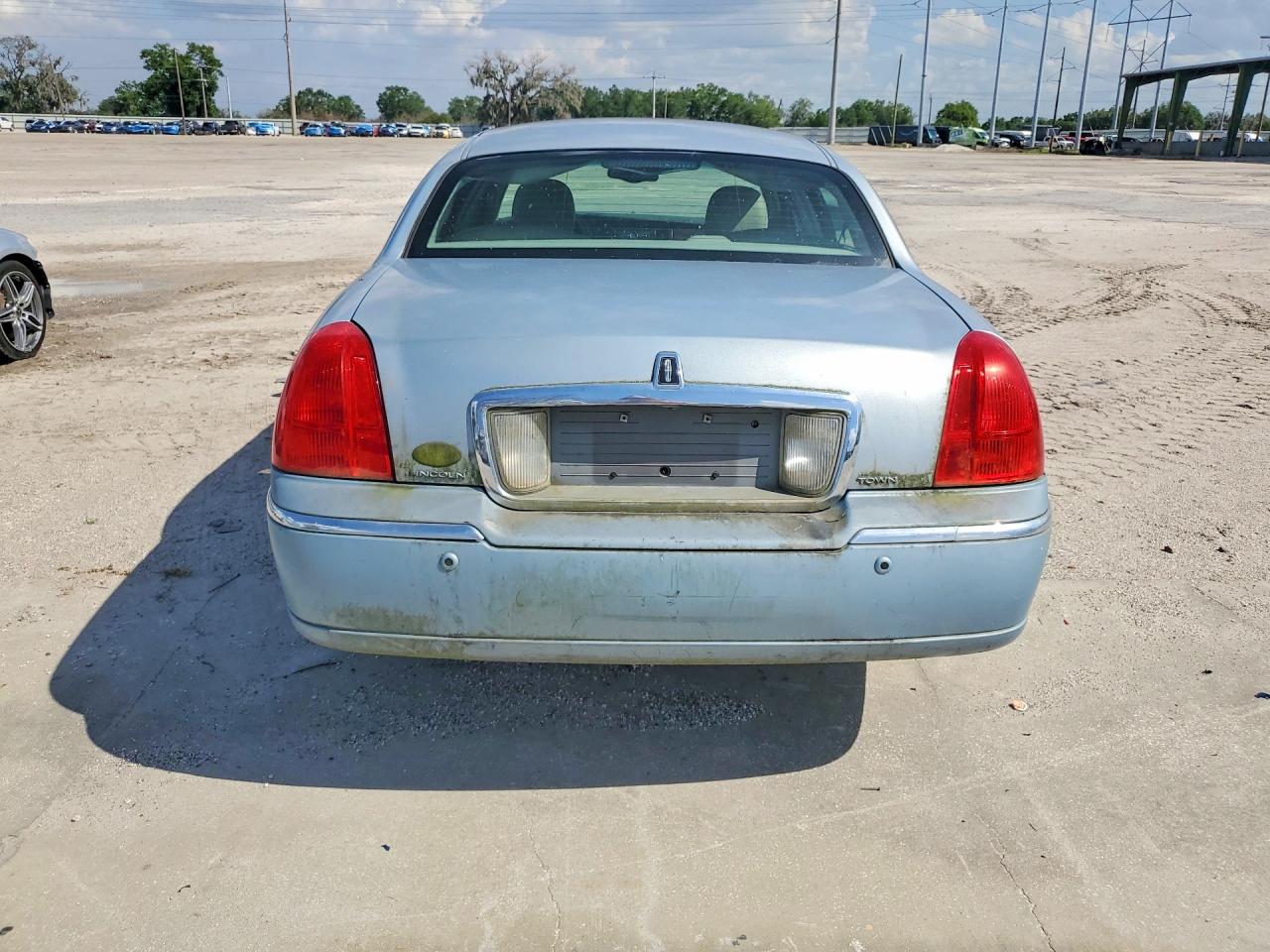 2005 Lincoln Town Car Signature Limited Blue vin: 1LNHM82WX5Y645749