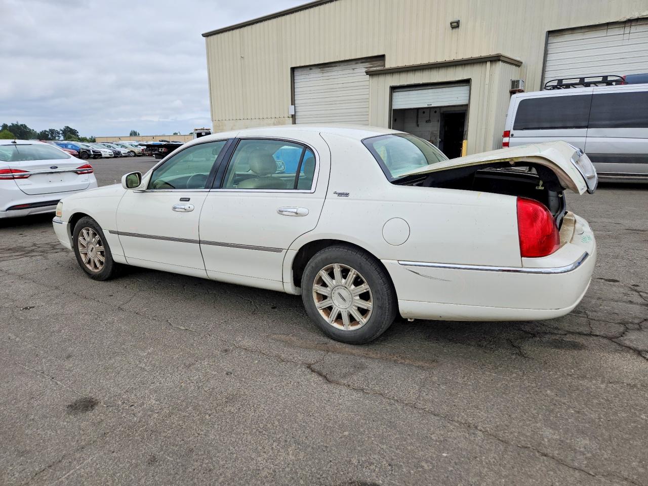 2006 Lincoln Town Car Signature Limited White vin: 1LNHM82WX6Y603678