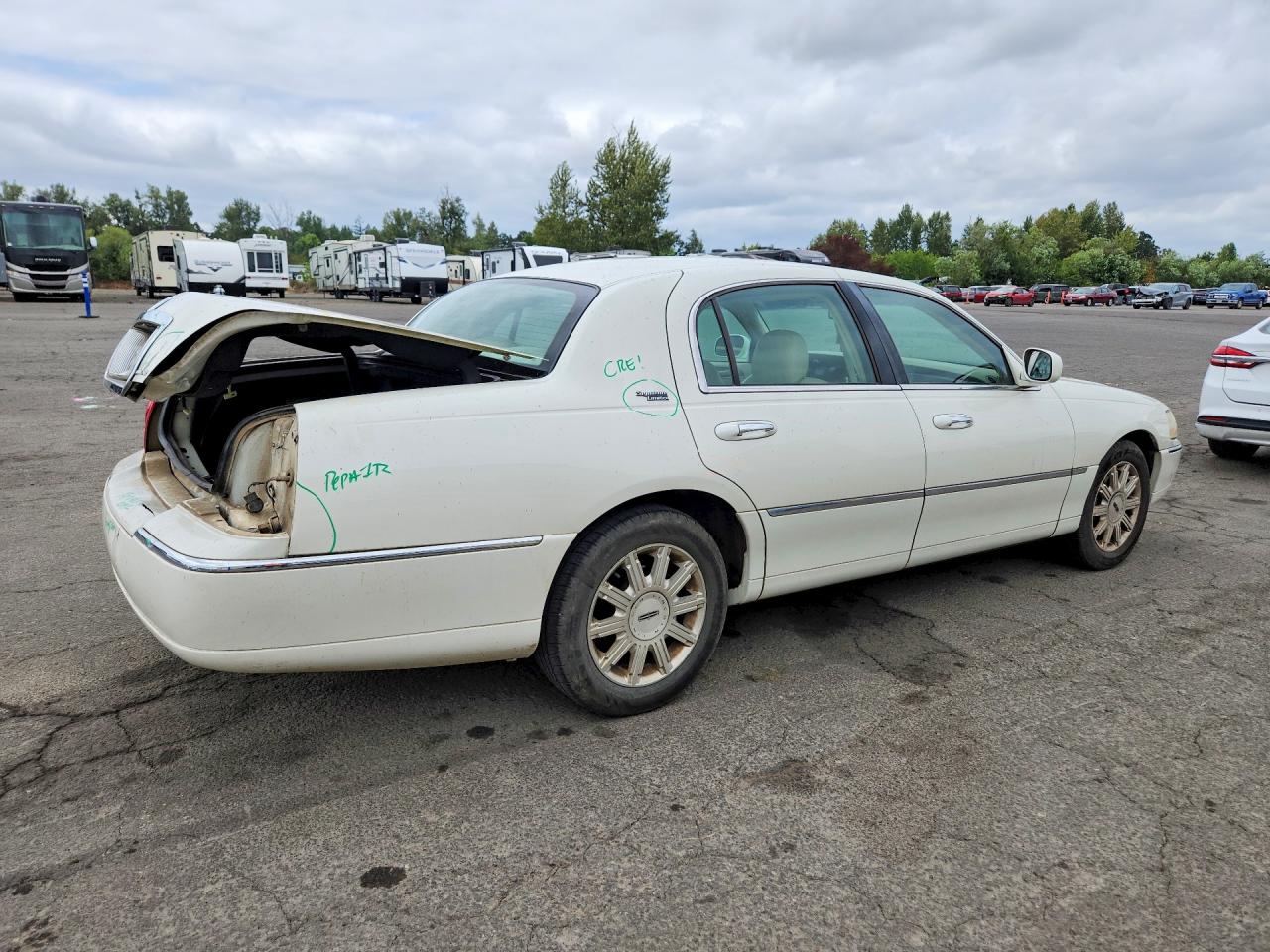 2006 Lincoln Town Car Signature Limited White vin: 1LNHM82WX6Y603678