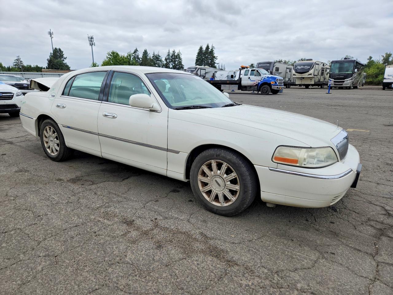 2006 Lincoln Town Car Signature Limited White vin: 1LNHM82WX6Y603678