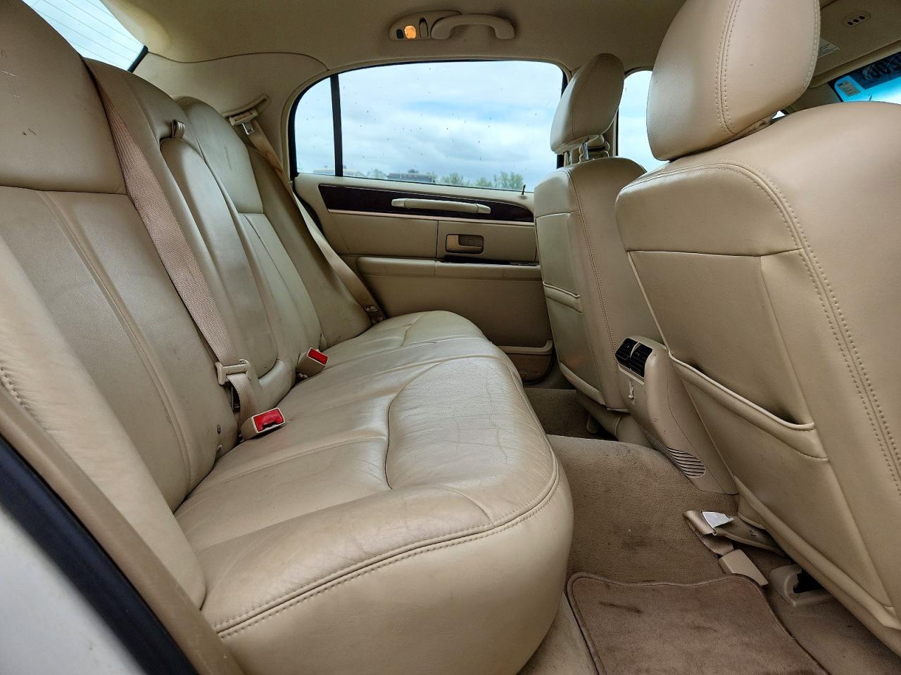2006 Lincoln Town Car Signature Limited White vin: 1LNHM82WX6Y603678