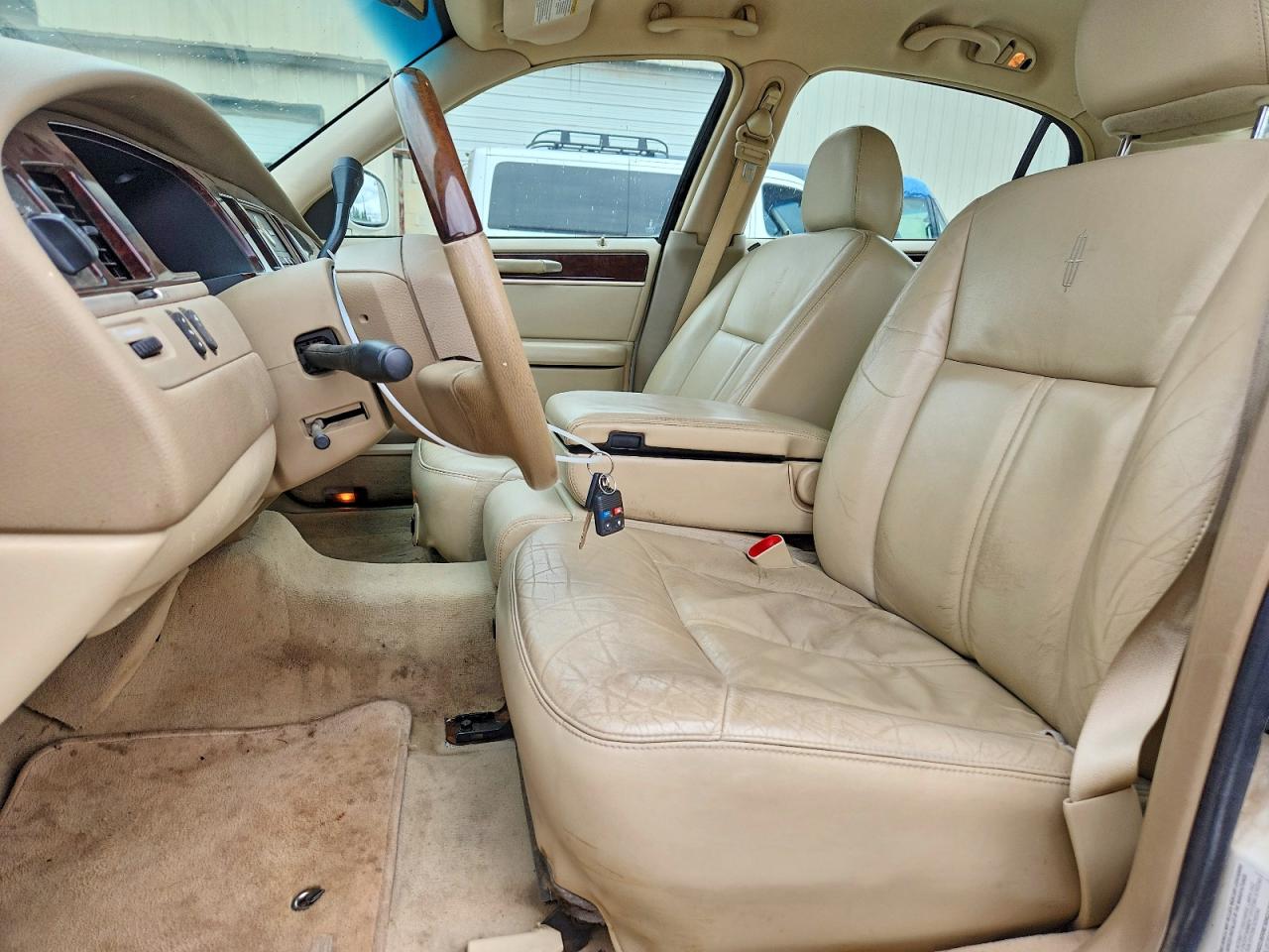 2006 Lincoln Town Car Signature Limited White vin: 1LNHM82WX6Y603678