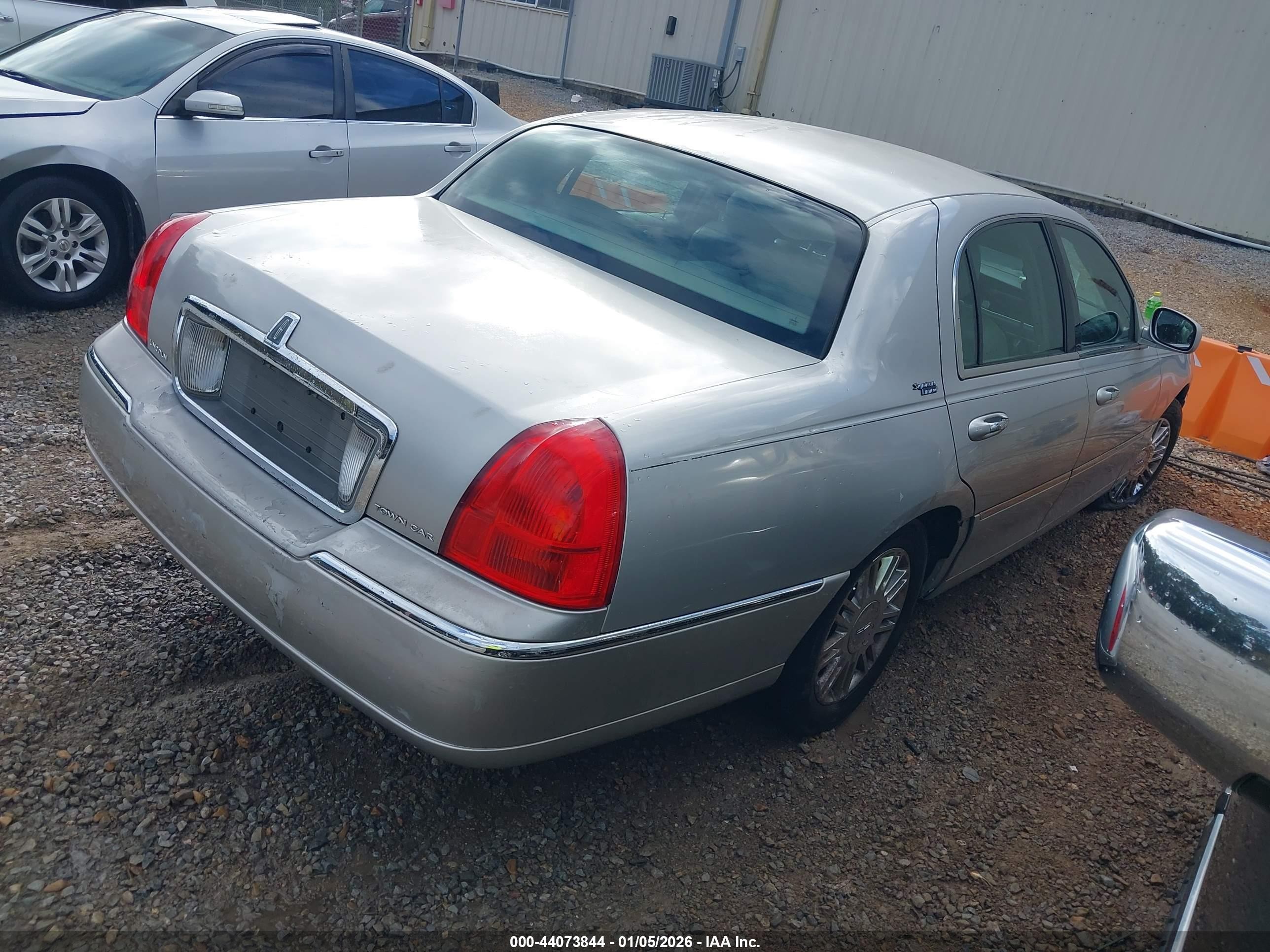 2007 Lincoln Town Car   Champagne vin: 1LNHM82WX7Y627223