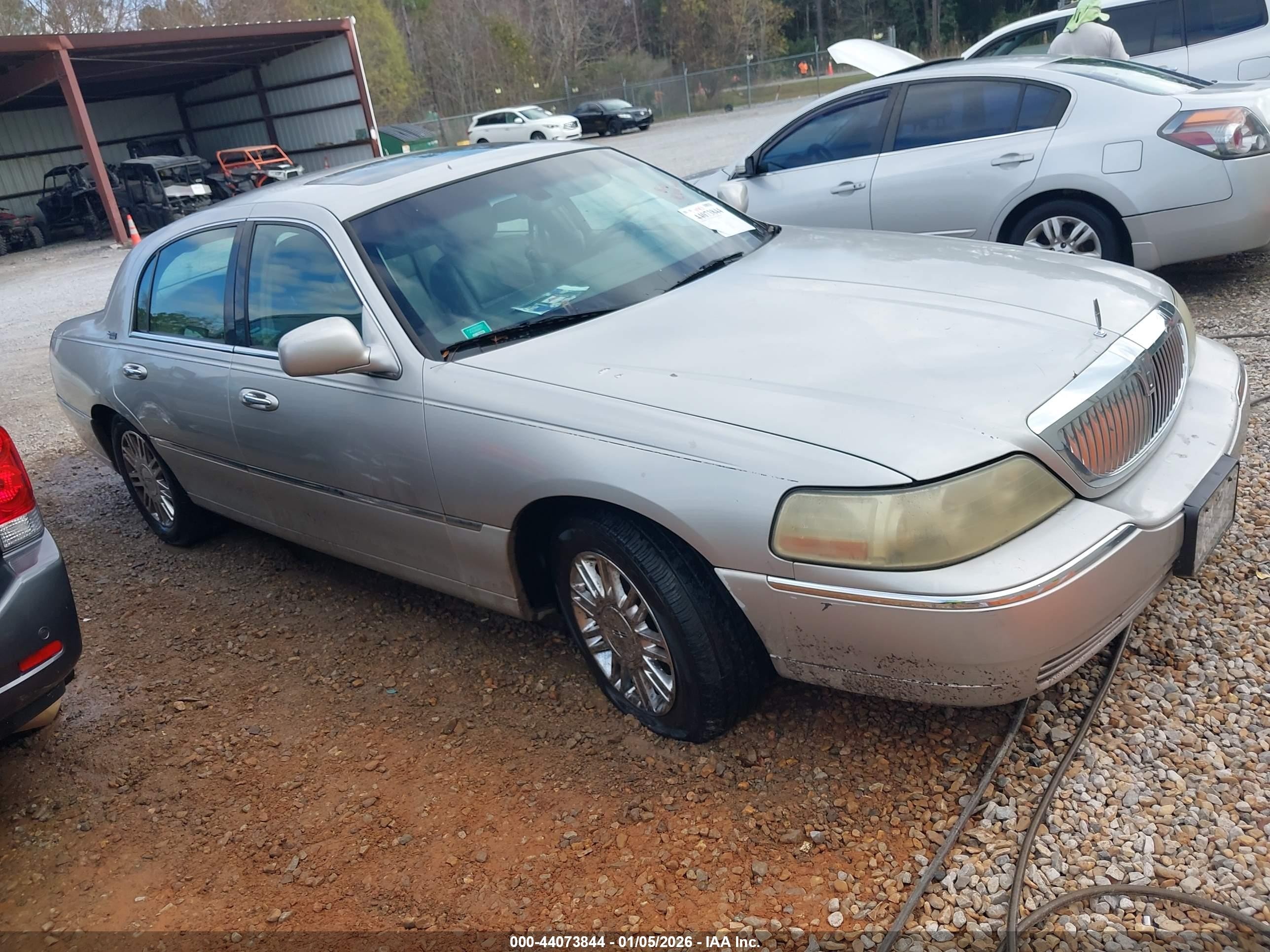 2007 Lincoln Town Car   Champagne vin: 1LNHM82WX7Y627223