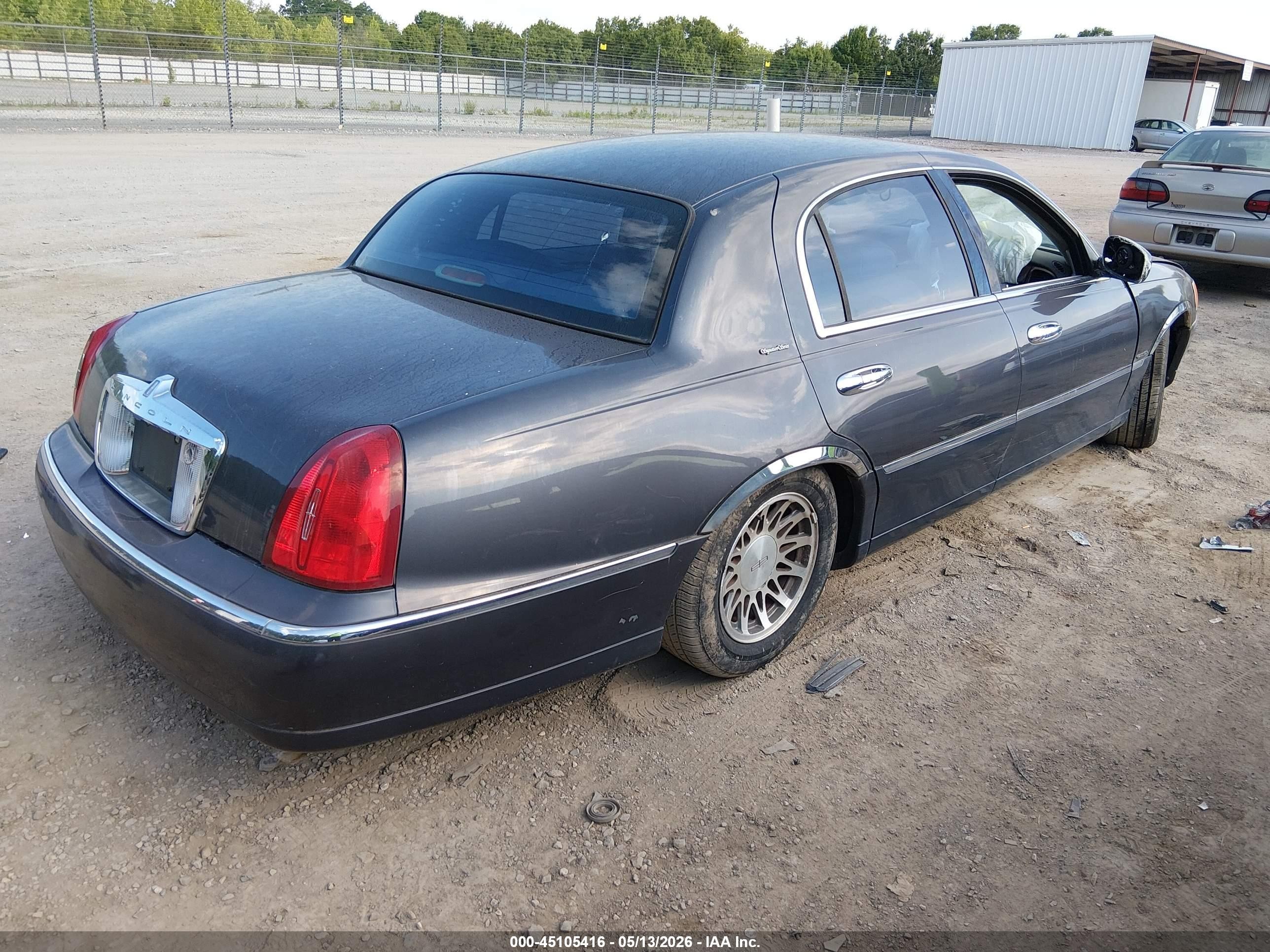 2000 Lincoln Town Car Signature Gray vin: 1LNHM82WXYY864814