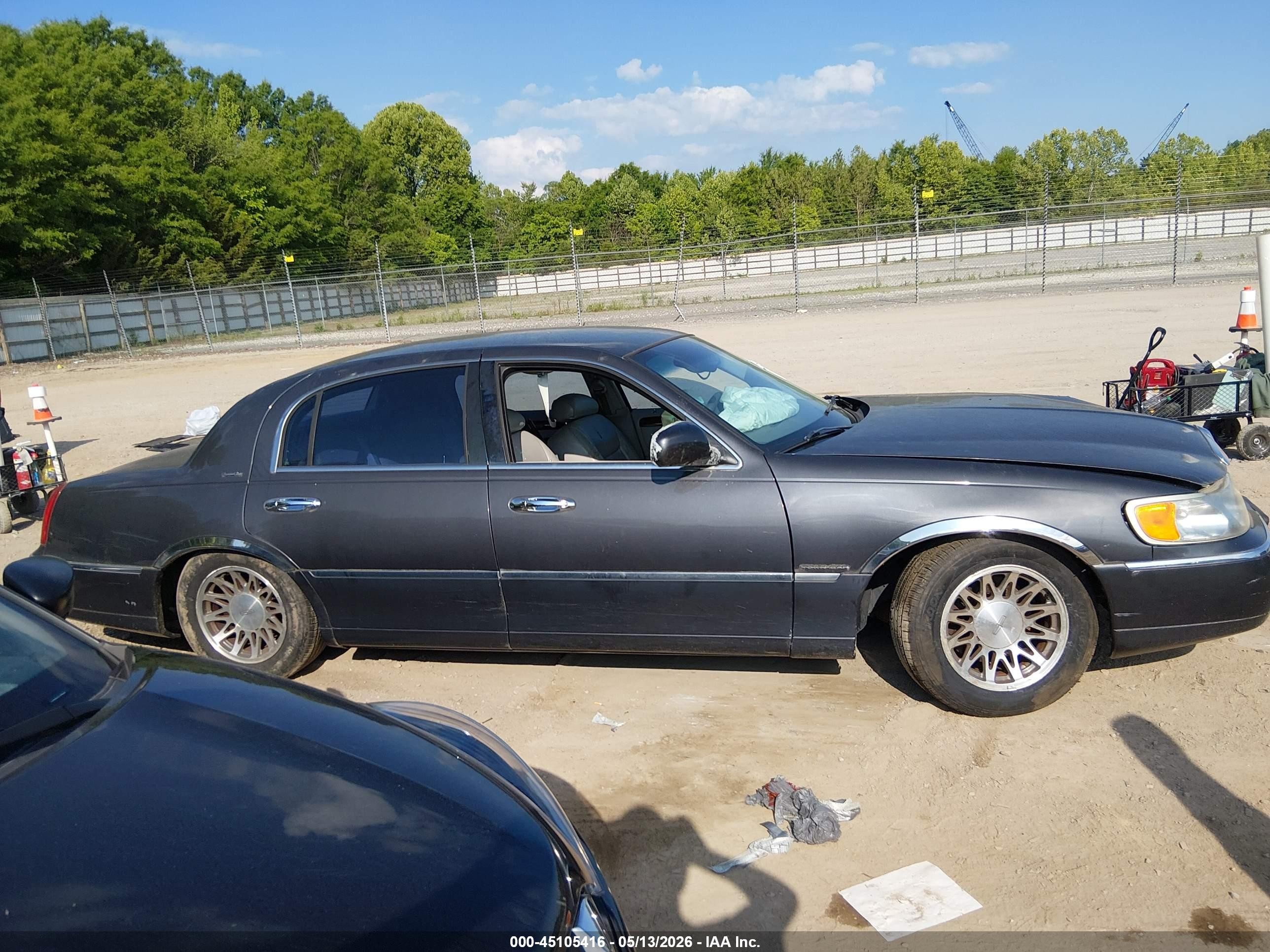 2000 Lincoln Town Car Signature Gray vin: 1LNHM82WXYY864814