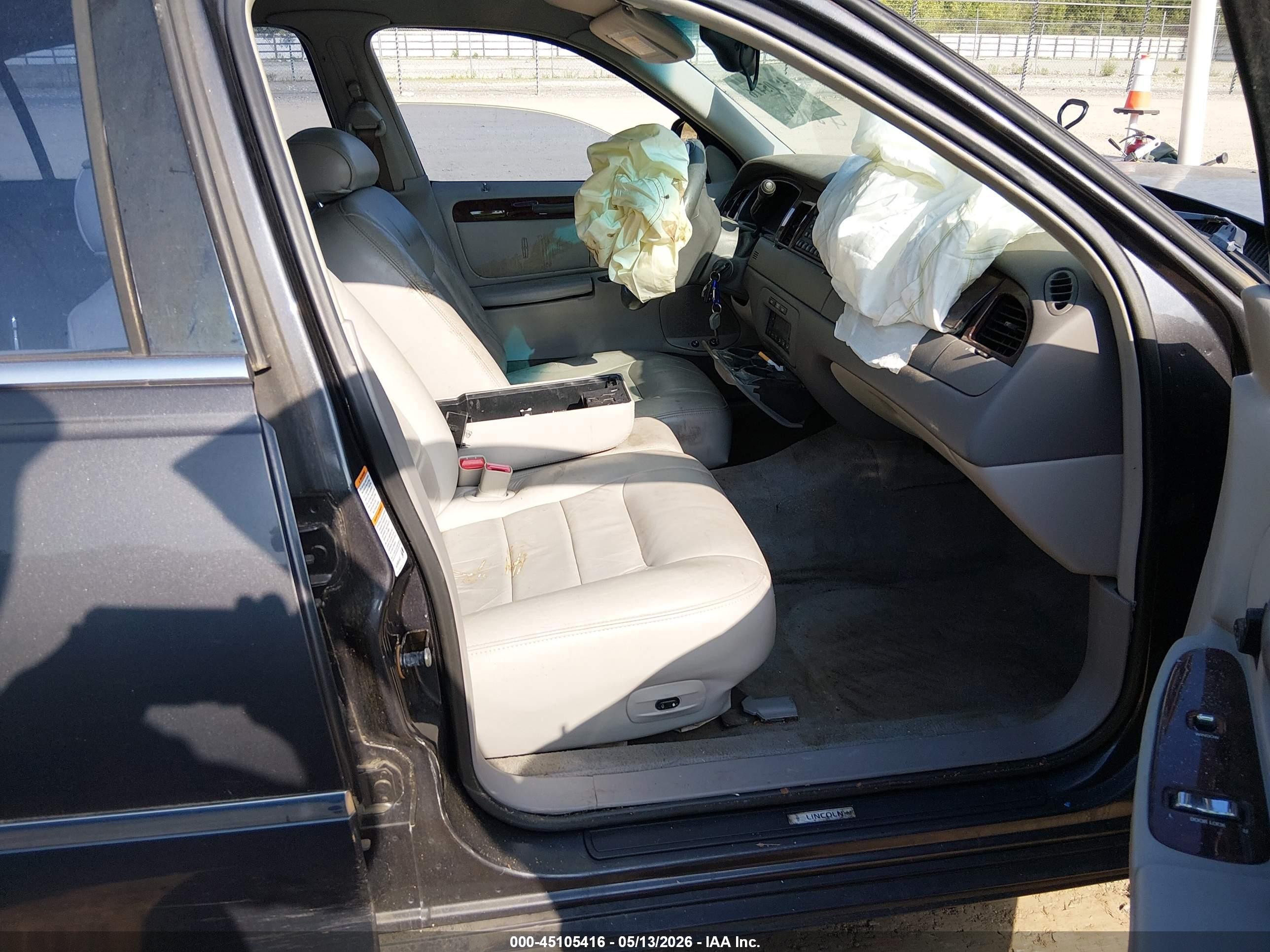 2000 Lincoln Town Car Signature Gray vin: 1LNHM82WXYY864814